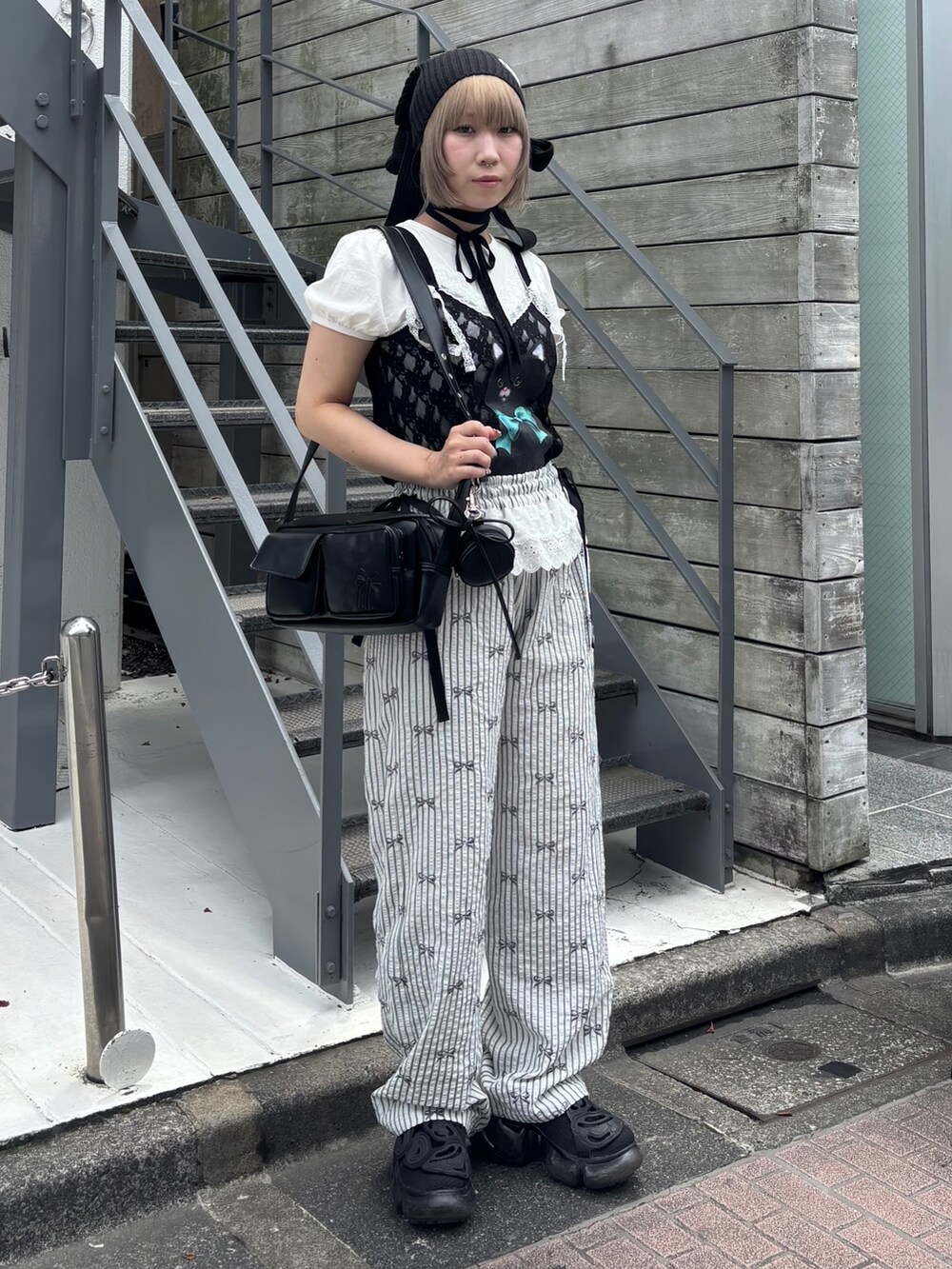 ホワイト系のTシャツ/カットソー、ブラック系のキャミソール、ホワイト系のその他パンツを着用したレディースの夏コーディネートの2枚目の写真