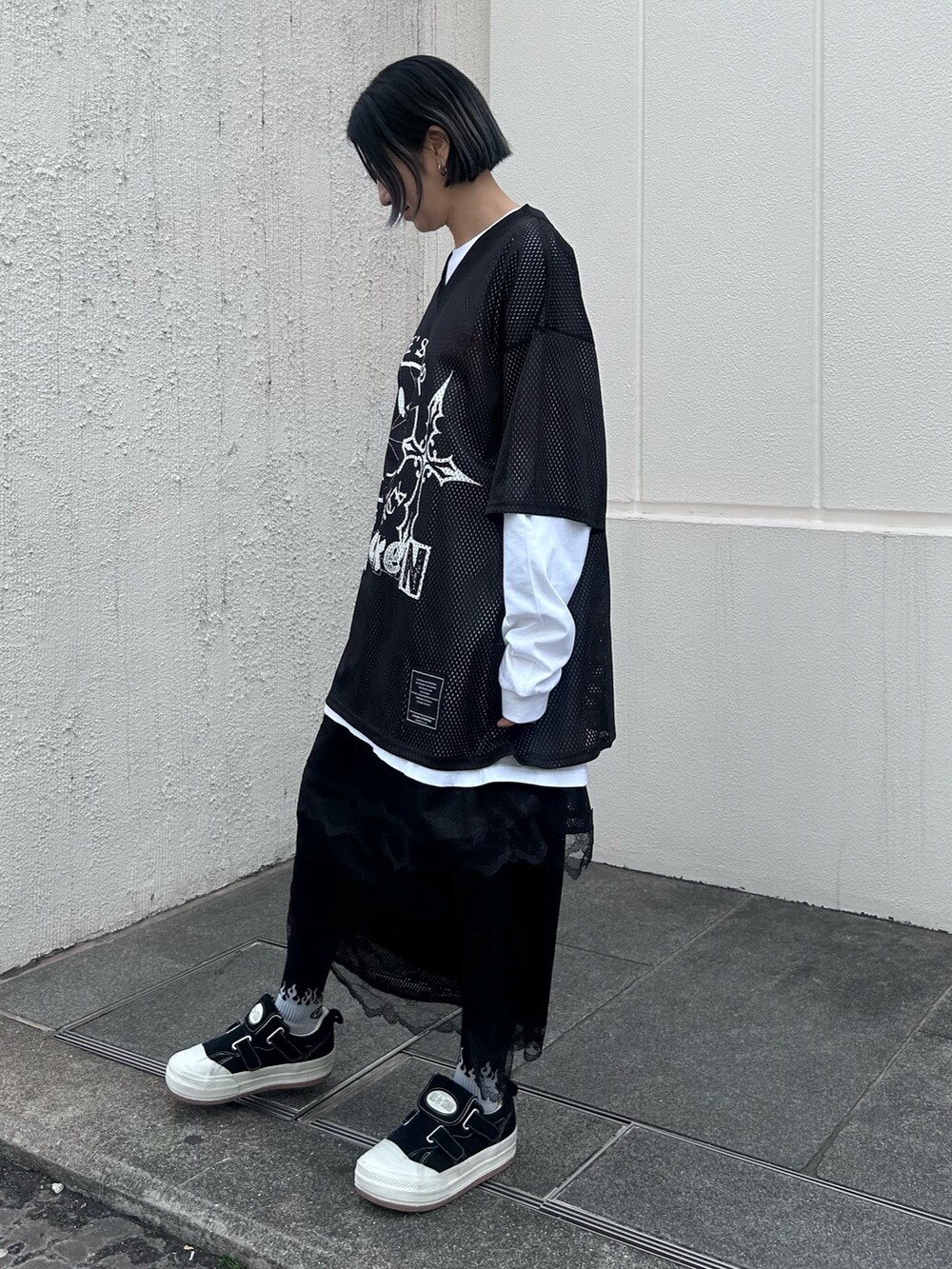 ブラック系のスカート、ブラック系のTシャツ/カットソー、ブラック系のTシャツ/カットソーを着用したレディースの春コーディネートの4枚目の写真