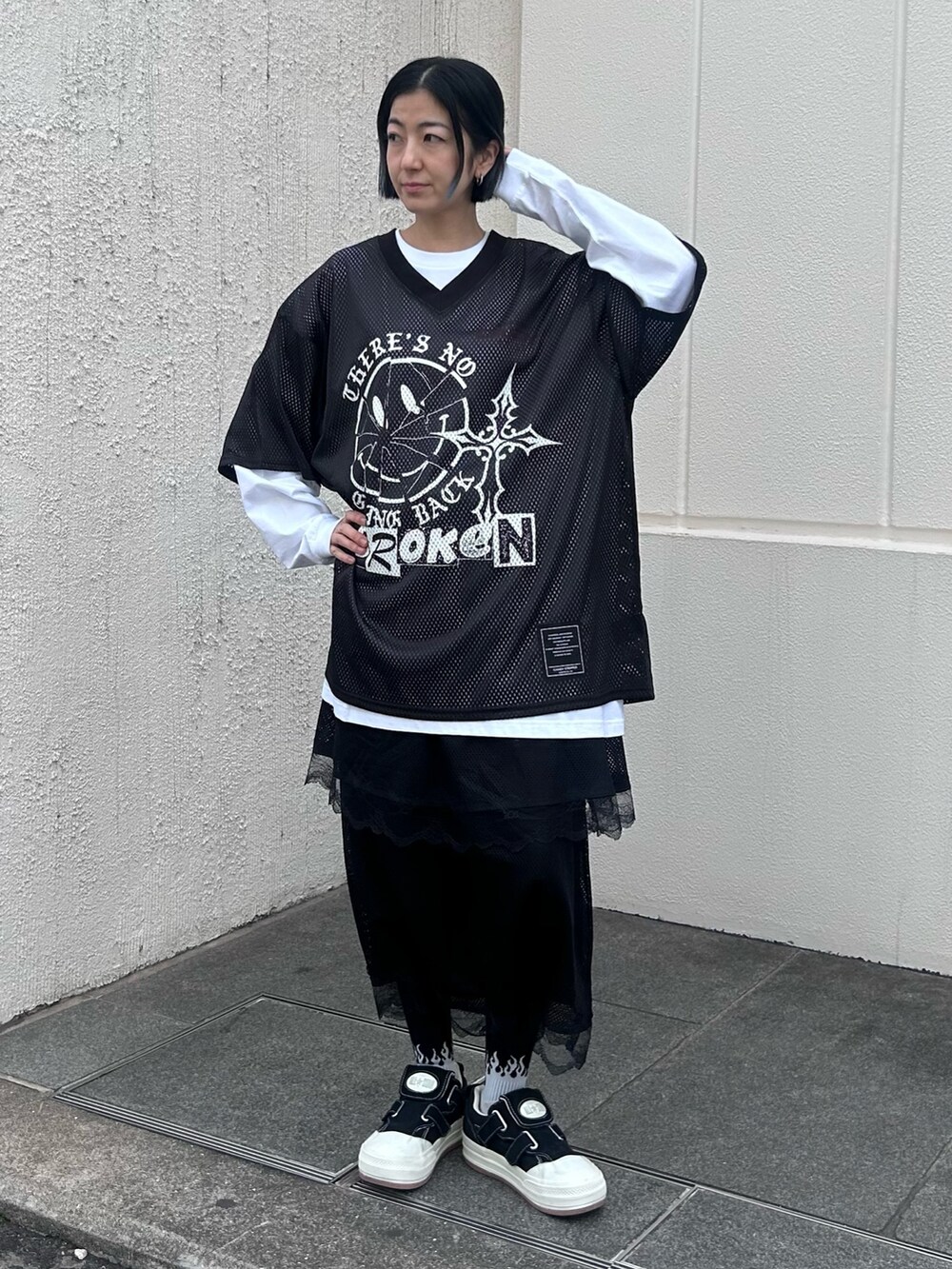 ブラック系のスカート、ブラック系のTシャツ/カットソー、ブラック系のTシャツ/カットソーを着用したレディースの春コーディネートの3枚目の写真