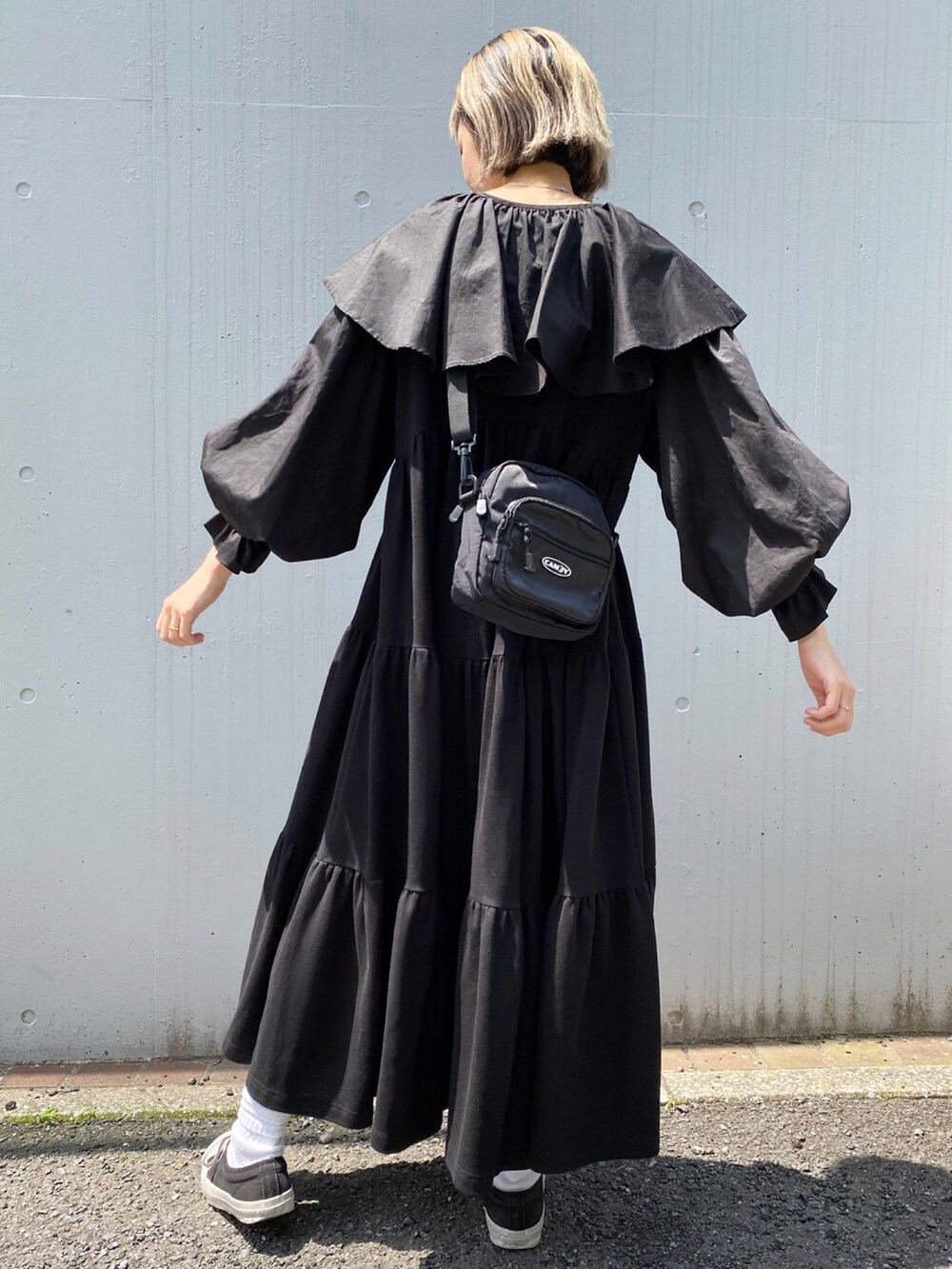 ブラック系のワンピース、ブラック系のショルダーバッグ、ブラック系のスニーカーを着用したレディースの夏コーディネートの4枚目の写真