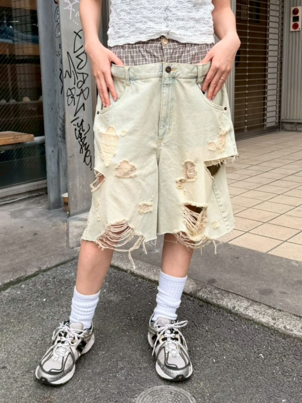 ブルー系のデニムパンツ、ホワイト系のTシャツ/カットソーを着用したレディースの夏コーディネートの5枚目の写真