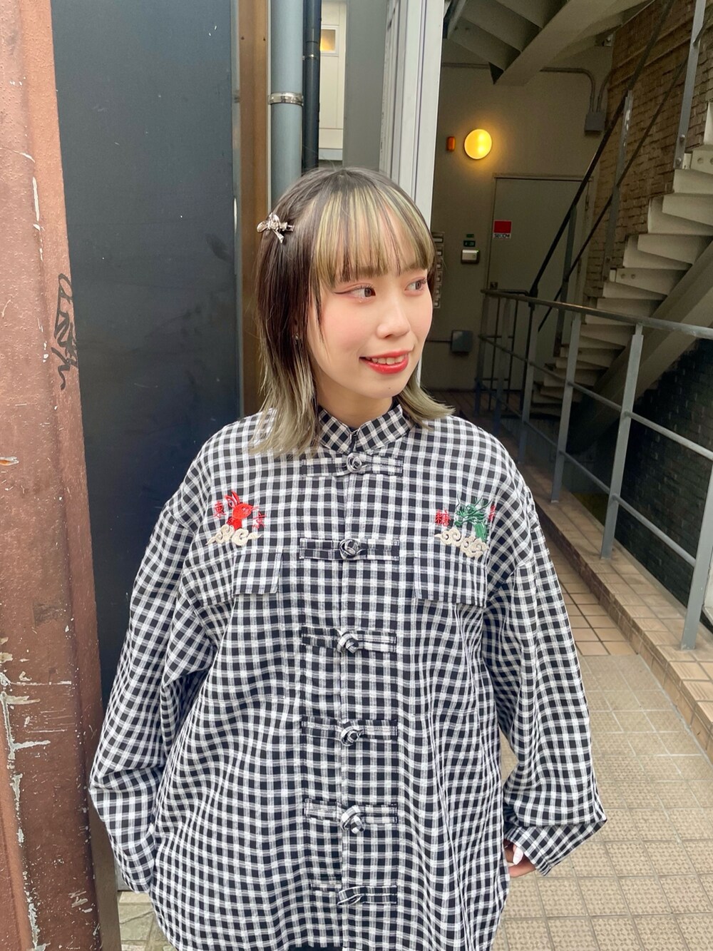 ブラック系のシャツ/ブラウス、ブラック系のその他パンツ、ホワイト系のショルダーバッグを着用したレディースの春コーディネートの4枚目の写真