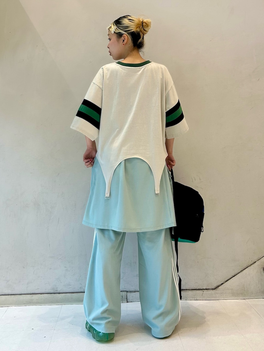 グリーン系のその他パンツ、グレー系のTシャツ/カットソー、ブルー系のバックパック/リュックを着用したレディースの夏コーディネートの3枚目の写真