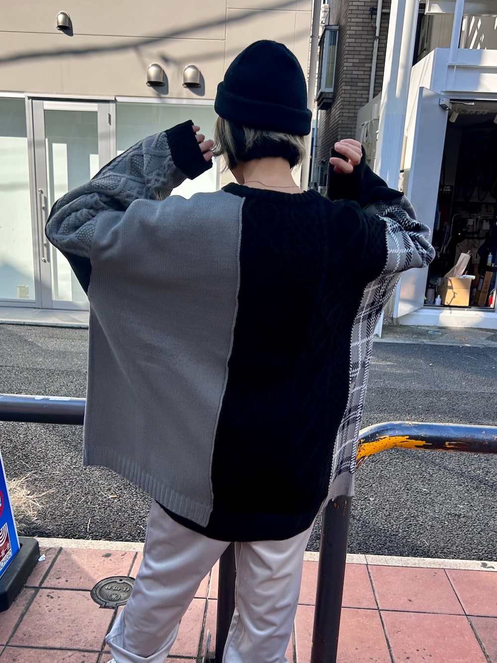 グレー系のその他パンツ、ブラック系のニット/セーターを着用したレディースの秋コーディネートの5枚目の写真