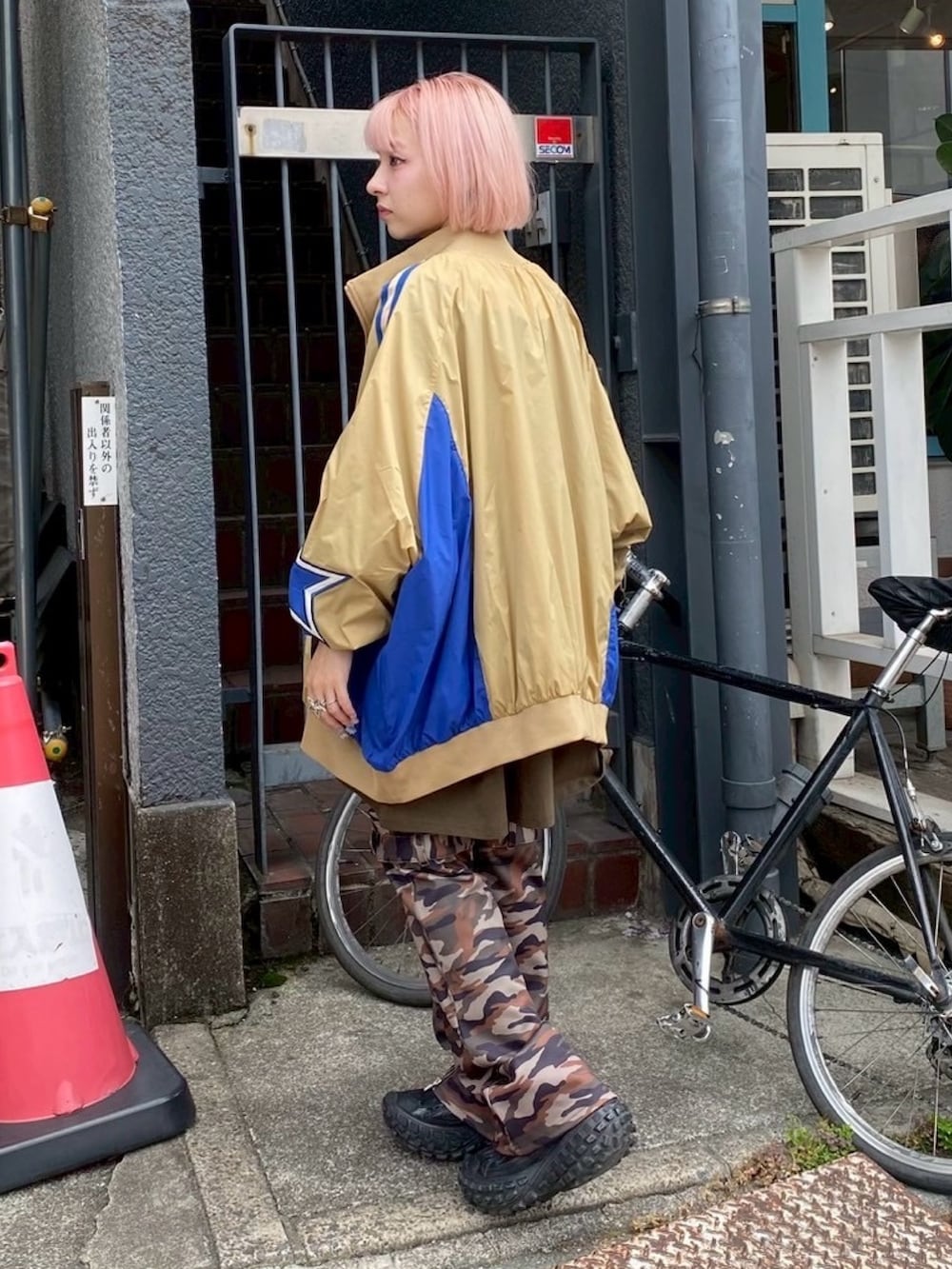 グリーン系のTシャツ/カットソー、ベージュ系のナイロンジャケット、グリーン系のその他パンツを着用したレディースの秋コーディネートの4枚目の写真