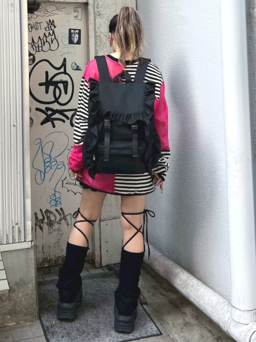 ブラック系のバックパック/リュック、ブラック系のその他パンツ、ピンク系のTシャツ/カットソーを着用したレディースの夏コーディネートの3枚目の写真