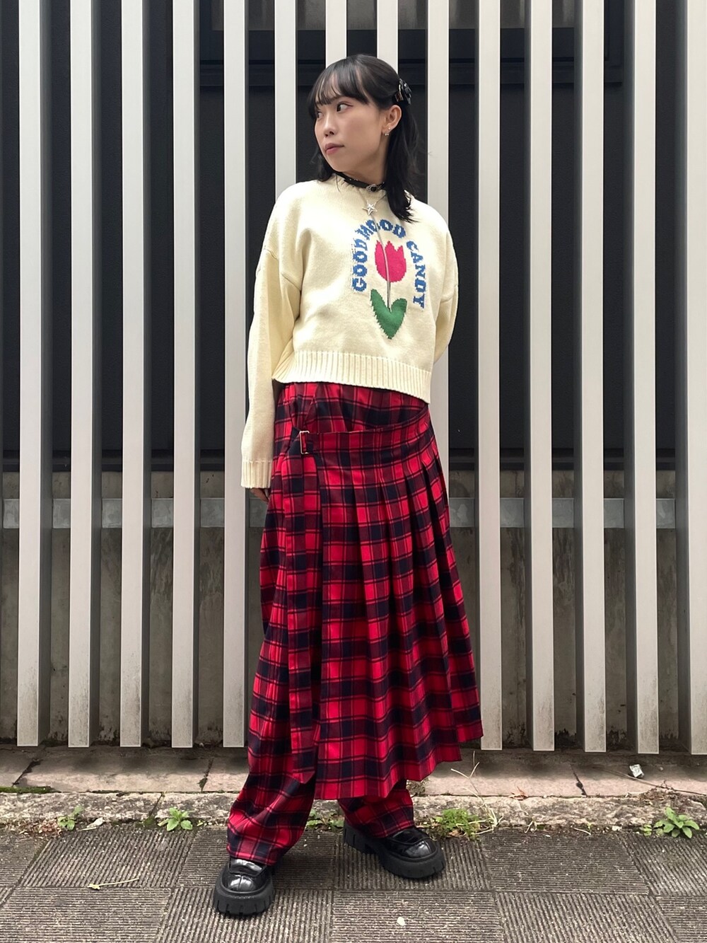 ベージュ系のショルダーバッグ、ホワイト系のニット/セーター、レッド系のその他パンツを着用したレディースの冬コーディネートの2枚目の写真