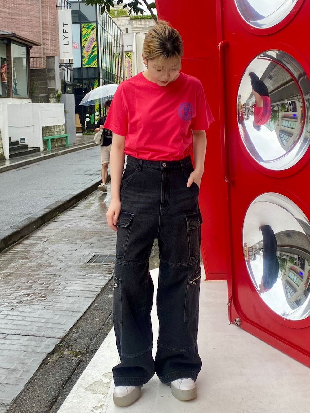 ブラック系のカーゴパンツ、レッド系のTシャツ/カットソーを着用したレディースの夏コーディネートの2枚目の写真