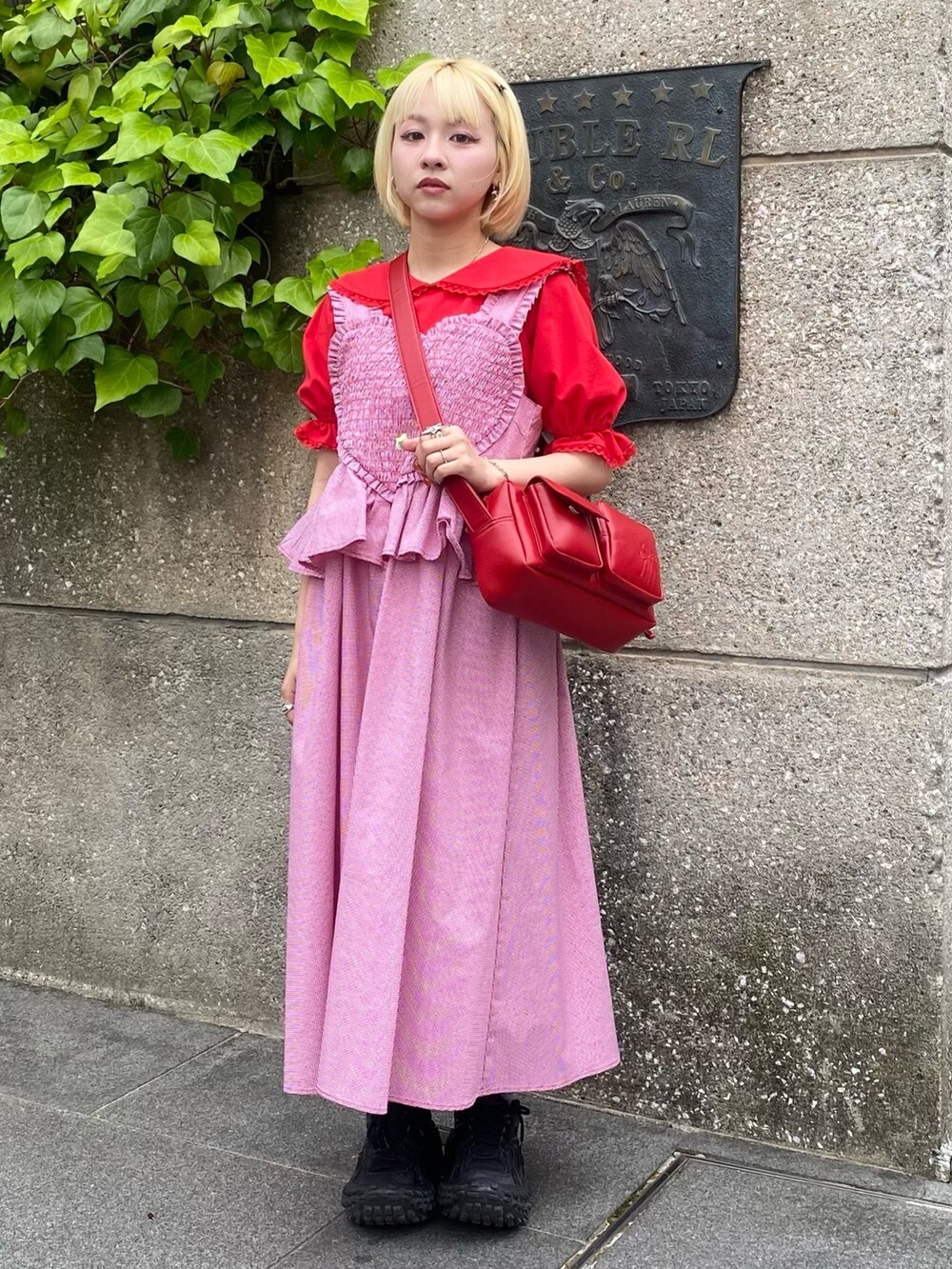 レッド系のワンピース、レッド系のTシャツ/カットソー、レッド系のショルダーバッグを着用したレディースの夏コーディネートの2枚目の写真