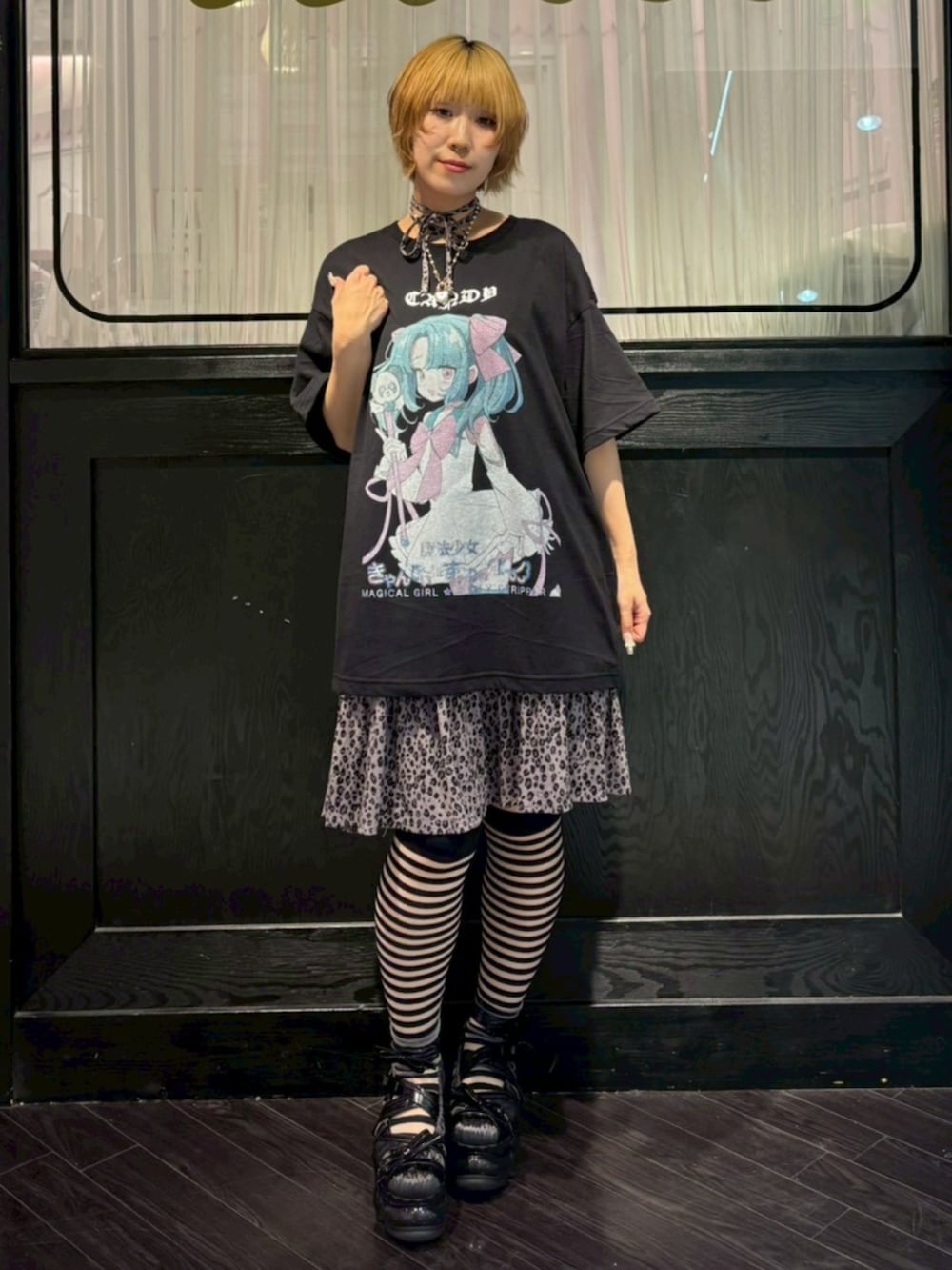ブラック系のTシャツ/カットソー、グレー系のワンピース、ブラック系のソックス/靴下を着用したレディースの春コーディネートの3枚目の写真