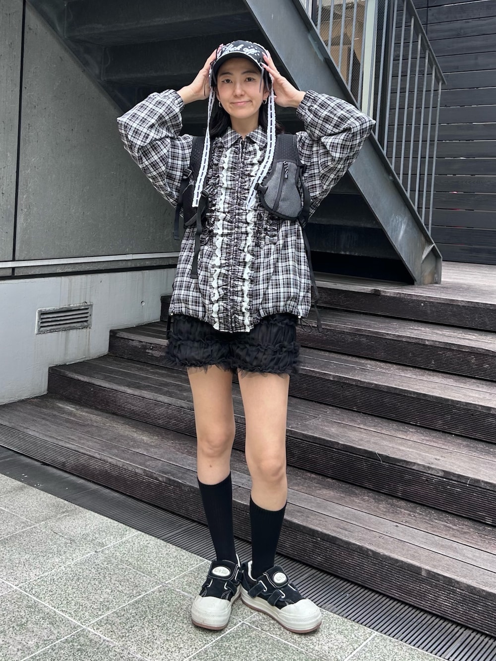 ブラック系のバックパック/リュック、ブラック系のその他パンツ、ブラック系のノーカラージャケットを着用したレディースの秋コーディネートの3枚目の写真