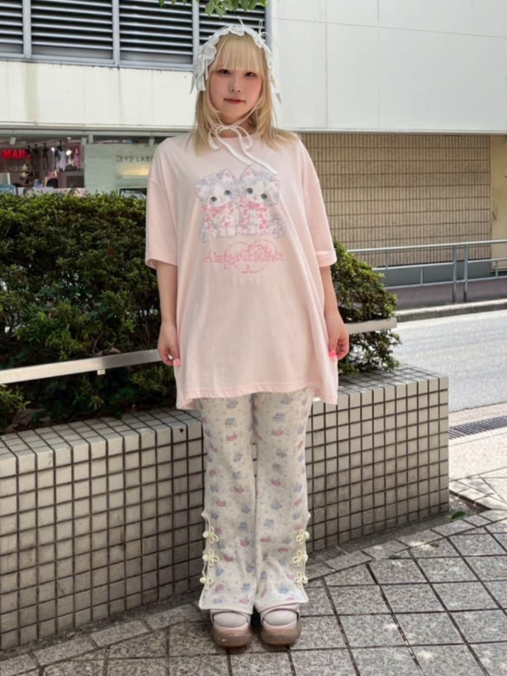 ベージュ系のその他パンツ、ピンク系のTシャツ/カットソー、ホワイト系のニットキャップ/ビーニーを着用したレディースの夏コーディネートの2枚目の写真