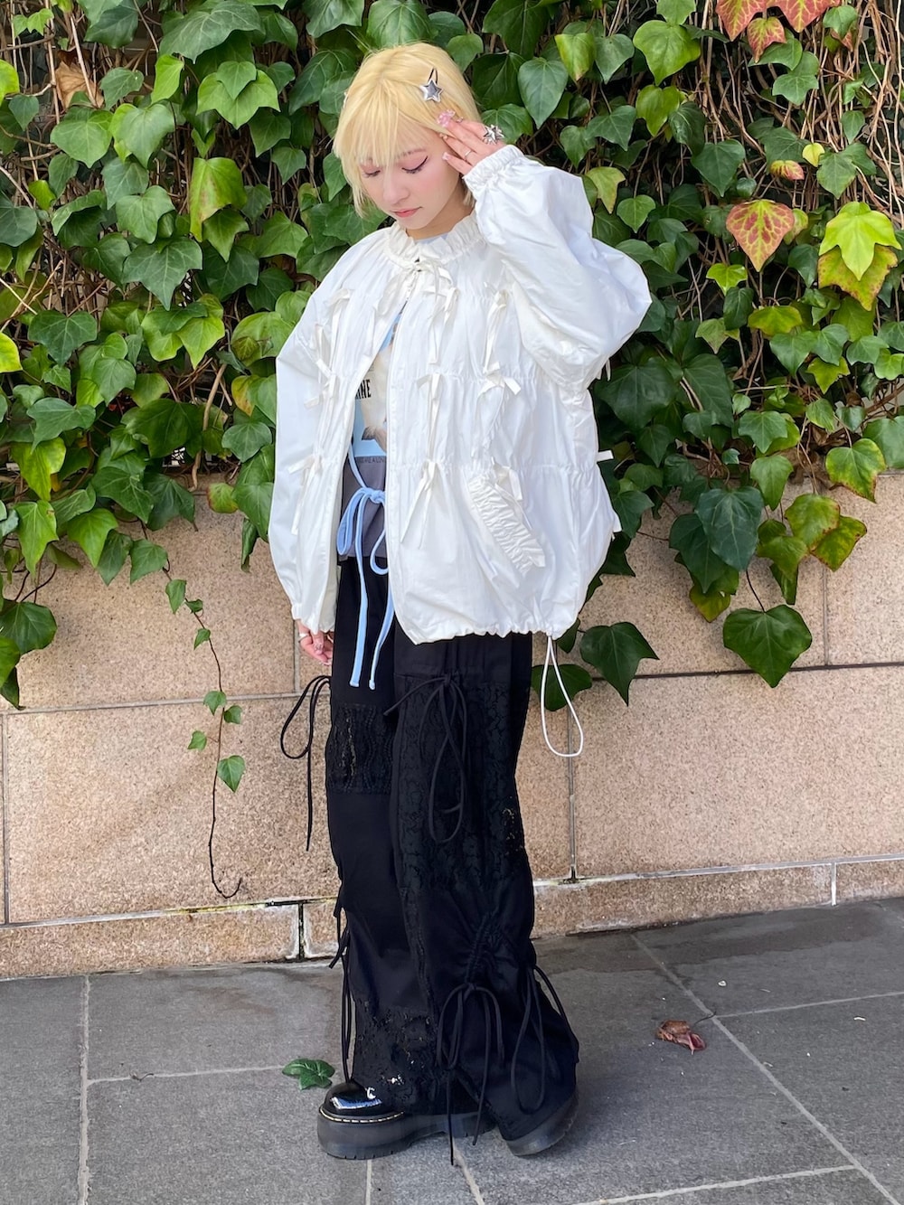 ホワイト系のブルゾン、グレー系のTシャツ/カットソー、ブラック系のその他パンツを着用したレディースの冬コーディネートの3枚目の写真