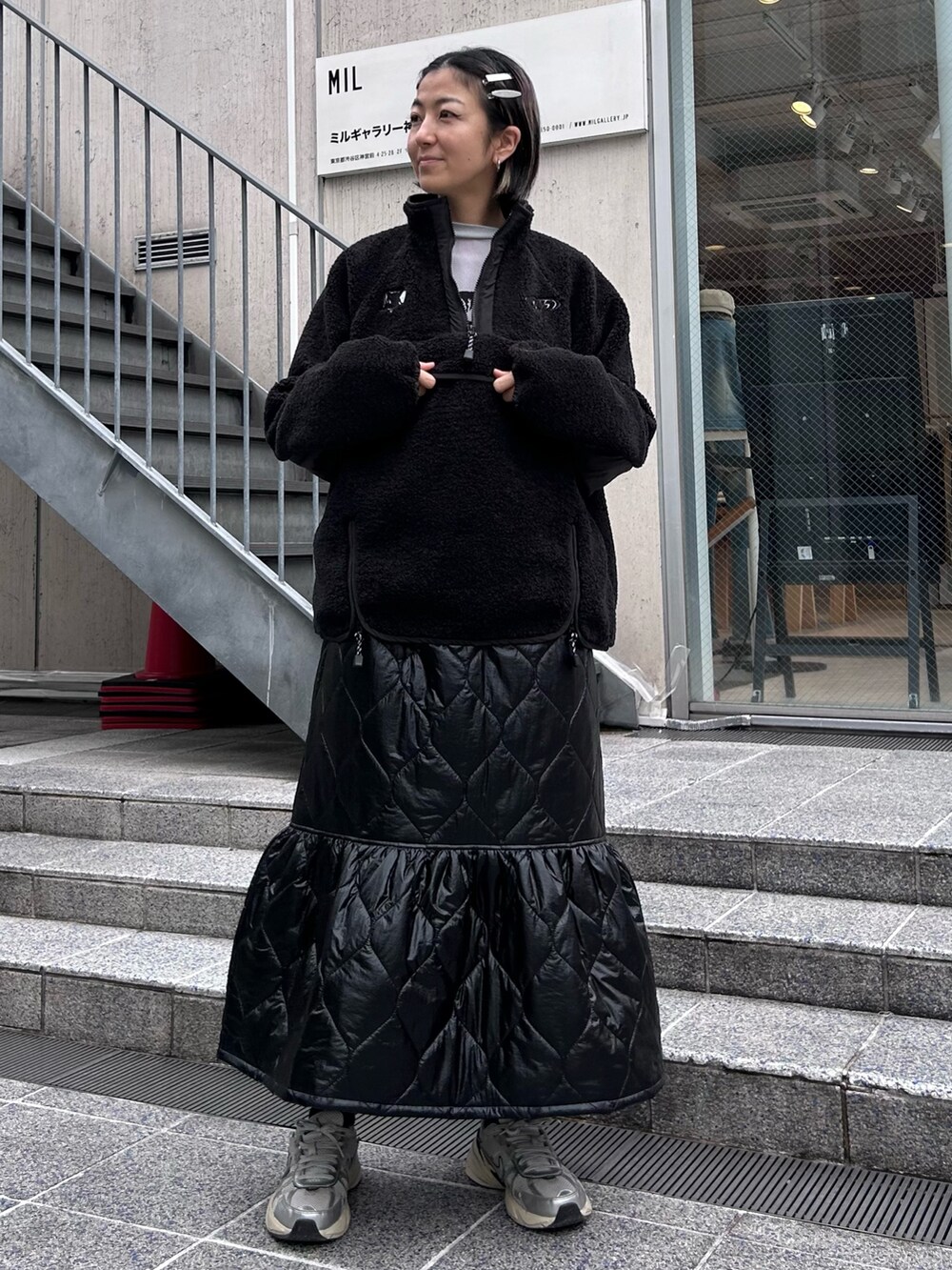 ブラック系のその他トップス、グレー系のTシャツ/カットソー、ブラック系のワンピースを着用したレディースの秋コーディネートの2枚目の写真