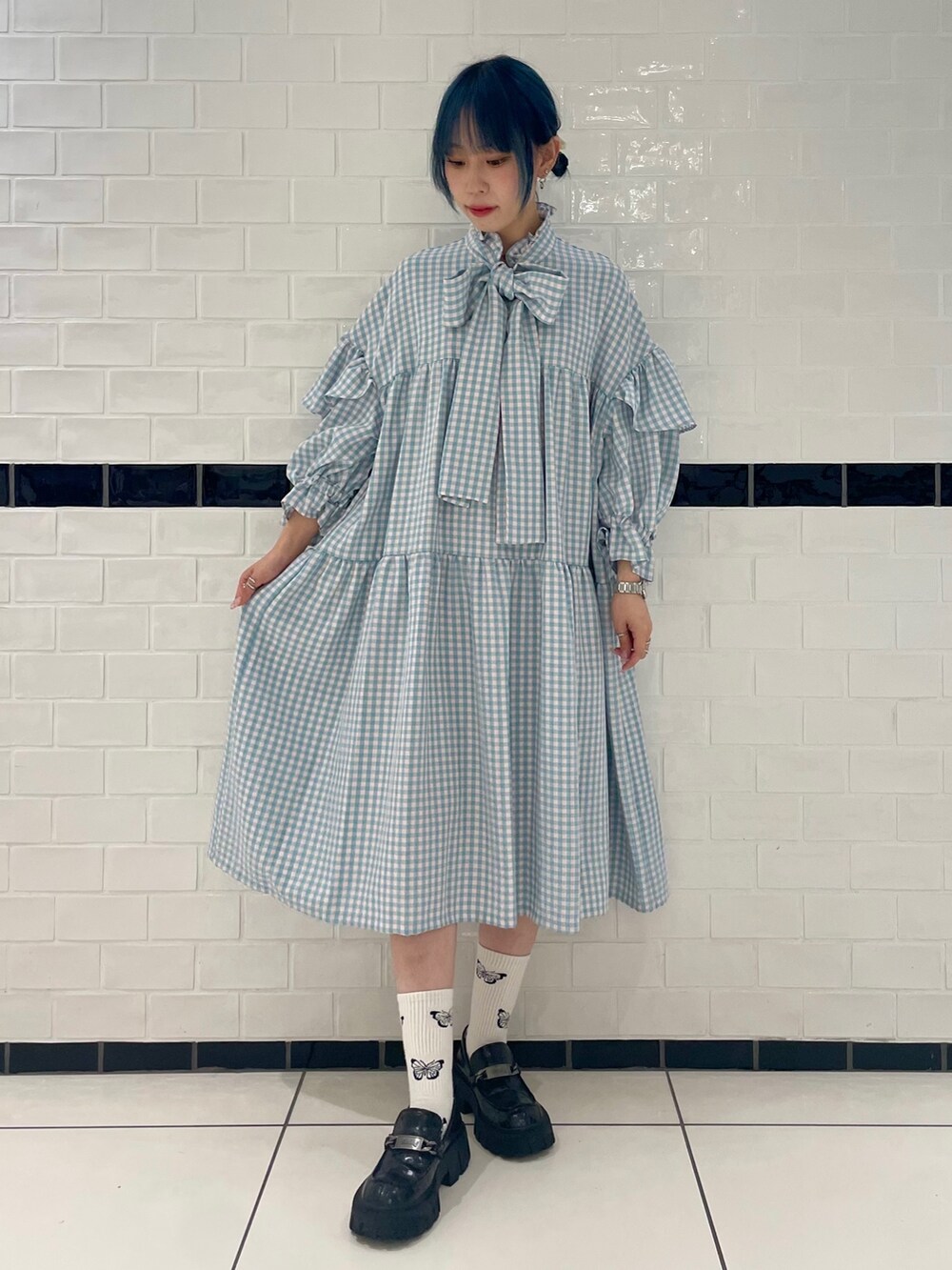 ブラック系のローファー、ピンク系のワンピースを着用したレディースの夏コーディネートの2枚目の写真