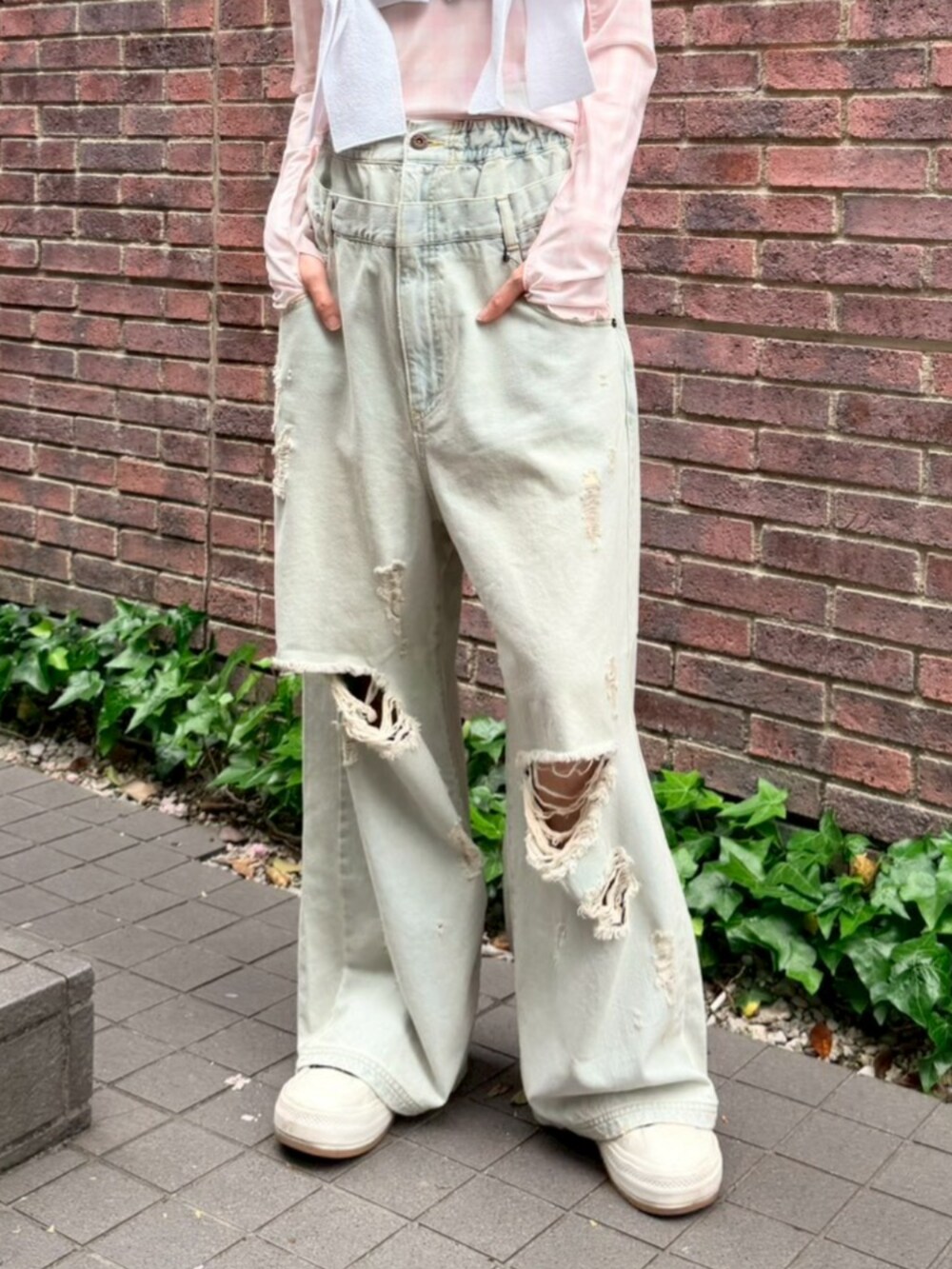 ブルー系のデニムパンツ、ホワイト系のその他トップス、ピンク系のTシャツ/カットソーを着用したレディースの春コーディネートの5枚目の写真