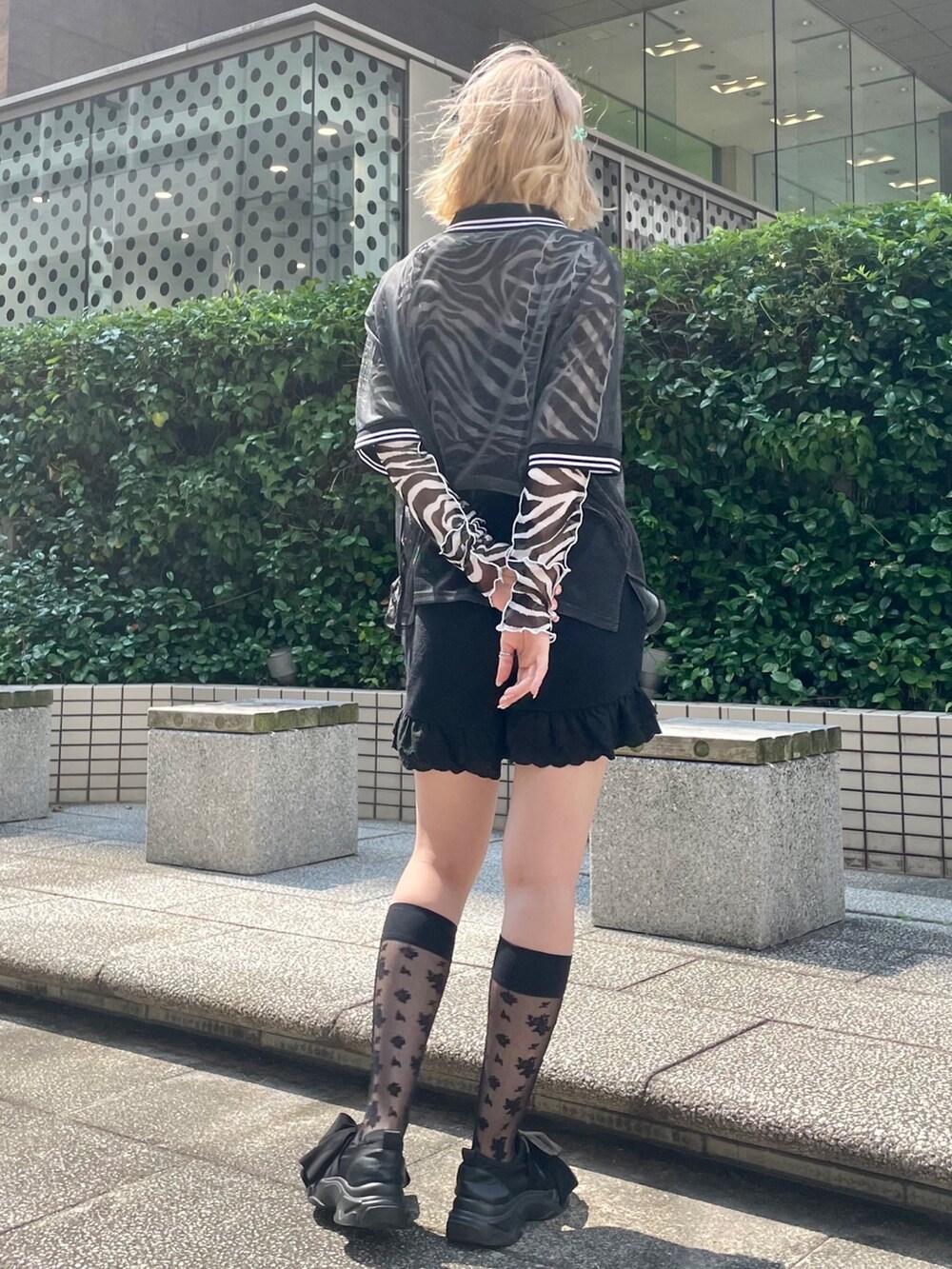 ホワイト系のその他トップス、ブラック系のポロシャツ、ブラック系のその他パンツを着用したレディースの夏コーディネートの4枚目の写真