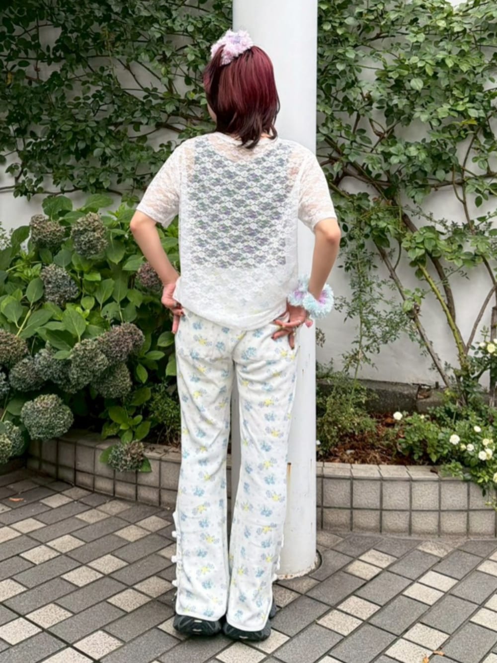 ホワイト系のTシャツ/カットソー、ベージュ系のその他パンツを着用したレディースの夏コーディネートの3枚目の写真