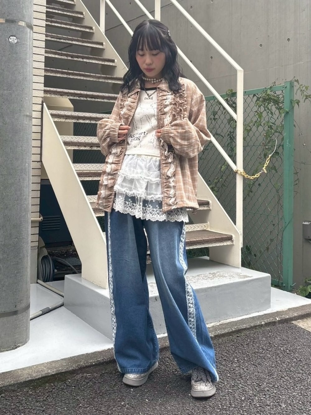 ブルー系のデニムパンツ、ホワイト系のTシャツ/カットソー、ベージュ系のノーカラージャケットを着用したレディースの秋コーディネートの2枚目の写真