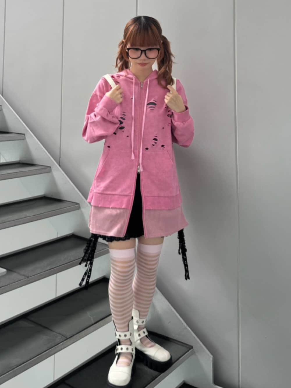 ブラック系のその他パンツ、ピンク系のパーカー、ホワイト系のボストンバッグを着用したレディースの秋コーディネートの2枚目の写真