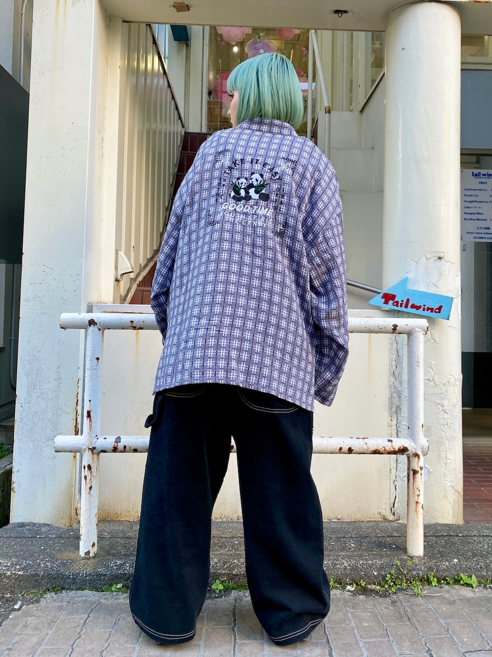 ブラック系のサロペット/オーバーオール、ブラック系のノーカラージャケットを着用したレディースの春コーディネートの2枚目の写真