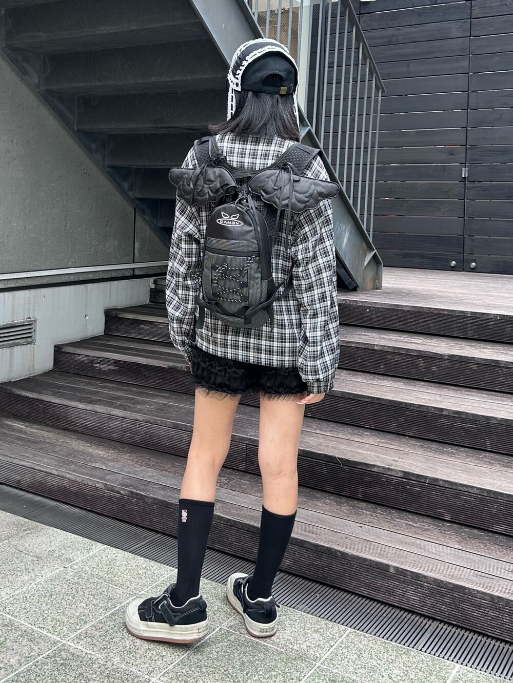 ブラック系のバックパック/リュック、ブラック系のその他パンツ、ブラック系のノーカラージャケットを着用したレディースの秋コーディネートの5枚目の写真