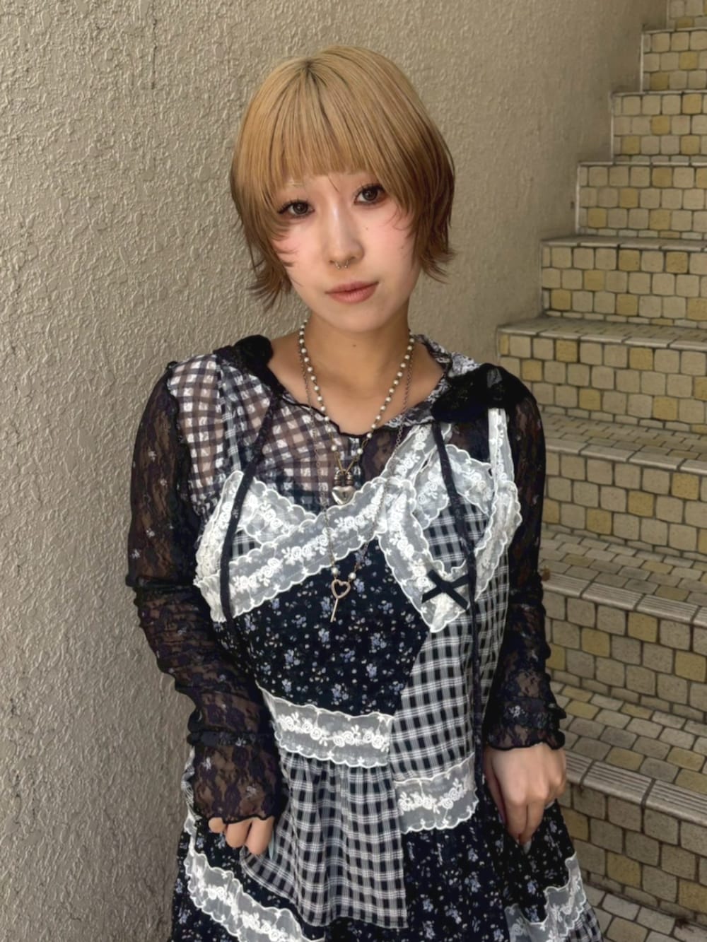 ブラック系のその他パンツ、ブラック系のTシャツ/カットソー、ブラック系のワンピースを着用したレディースの春コーディネートの4枚目の写真