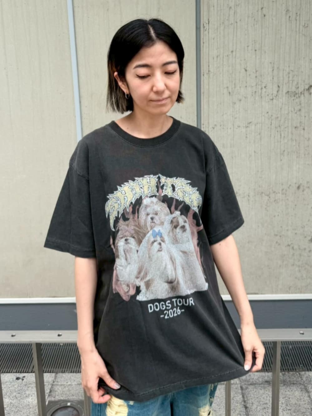 ブラック系のTシャツ/カットソー、ブルー系のデニムパンツを着用したレディースの夏コーディネートの4枚目の写真