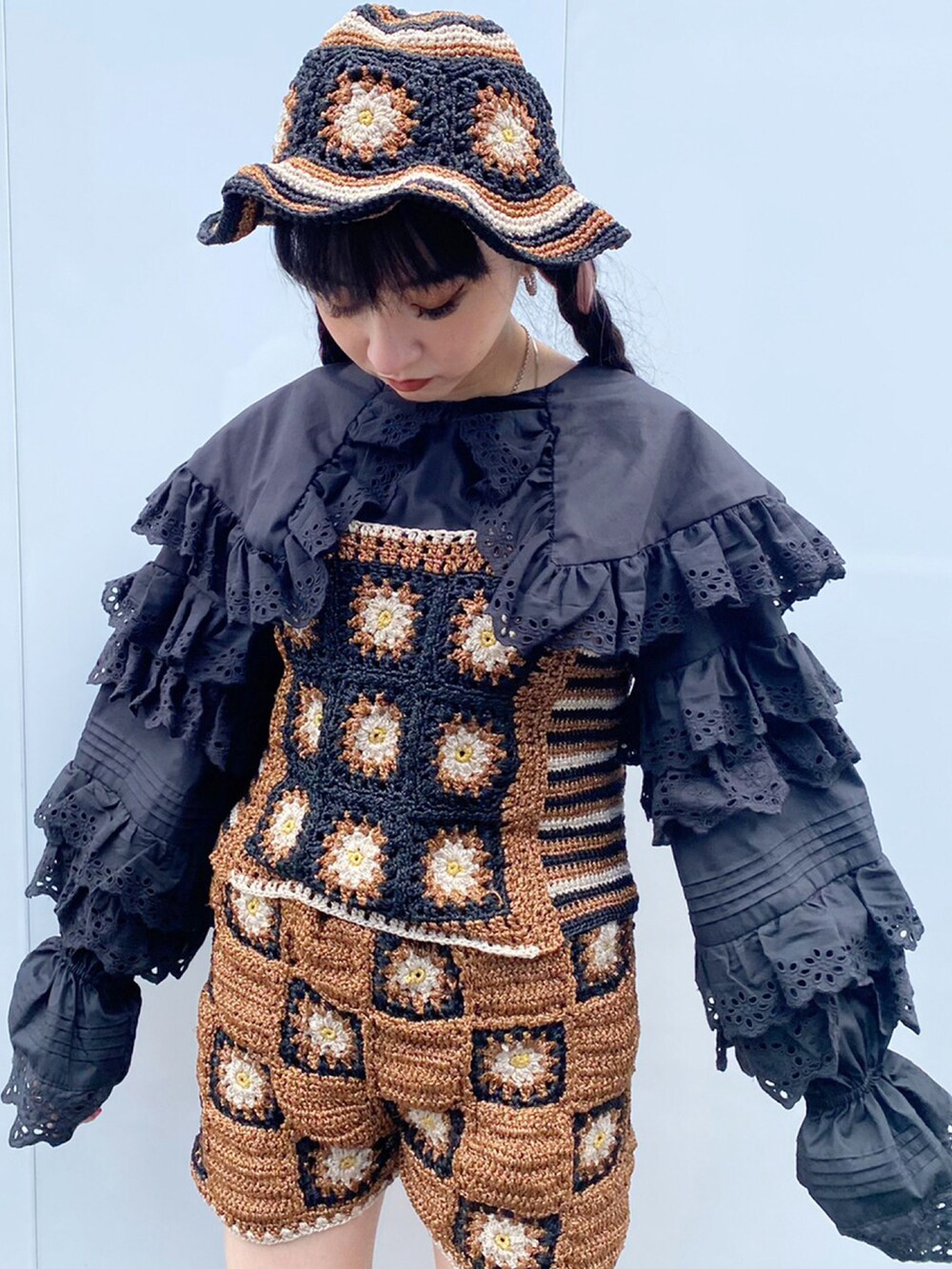 ブラウン系のその他パンツ、ブラウン系のキャミソール、ブラック系のシャツ/ブラウスを着用したレディースの春コーディネートの3枚目の写真