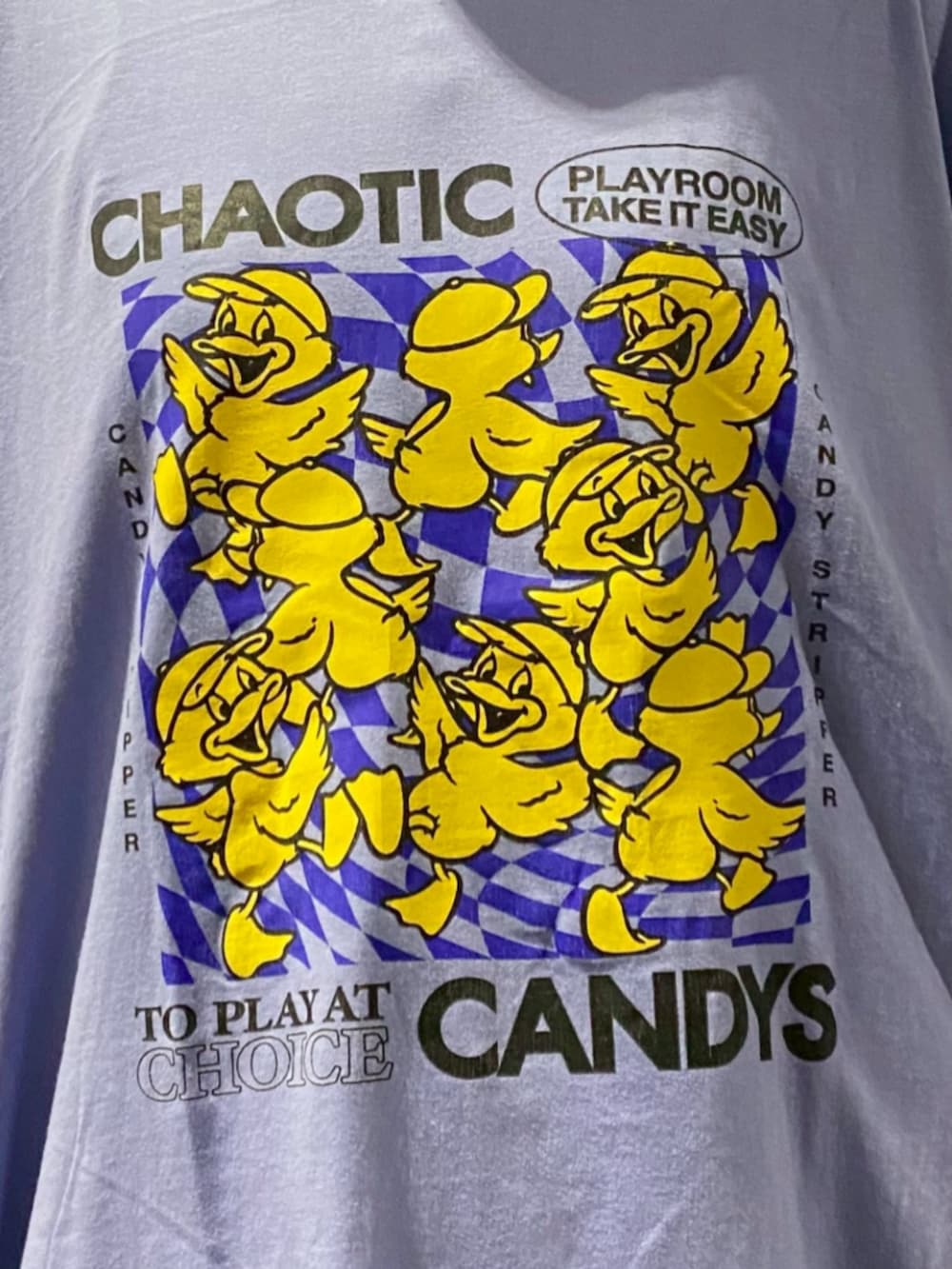 ブルー系のTシャツ/カットソー、グレー系のスウェットパンツを着用したレディースの夏コーディネートの4枚目の写真