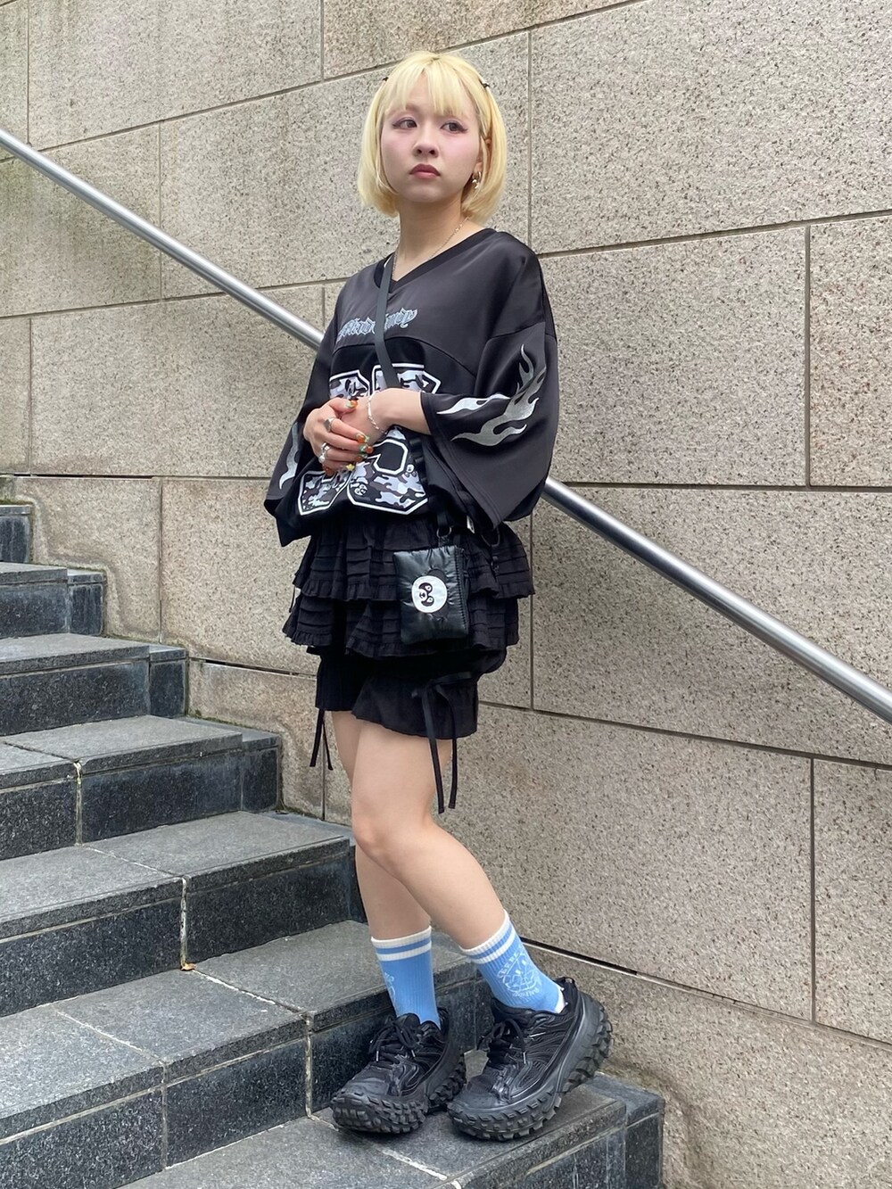 ブラック系のその他パンツ、ブラック系のTシャツ/カットソー、ブルー系のソックス/靴下を着用したレディースの夏コーディネートの3枚目の写真