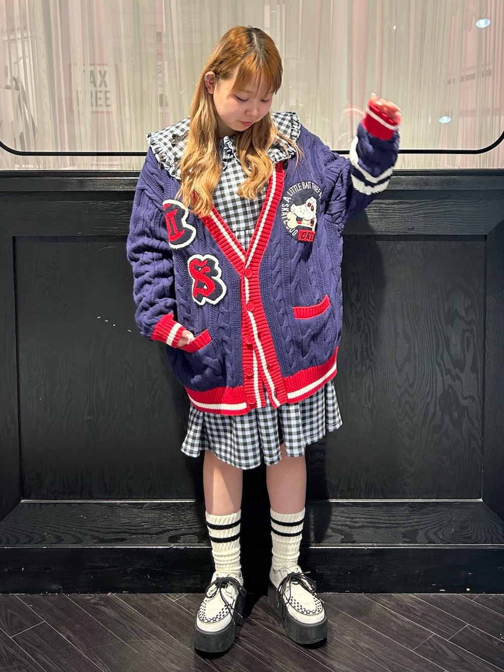 ブルー系のワンピース、ブルー系のカーディガン/ボレロを着用したレディースの冬コーディネートの2枚目の写真