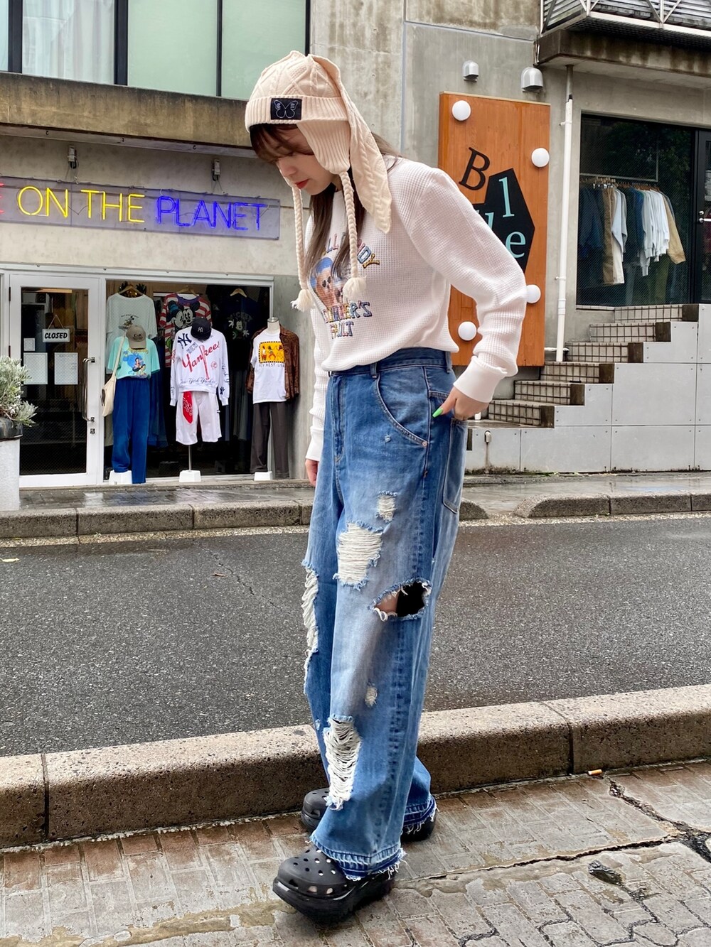 ホワイト系のTシャツ/カットソー、ブルー系のデニムパンツ、ホワイト系のニットキャップ/ビーニーを着用したレディースの秋コーディネートの3枚目の写真