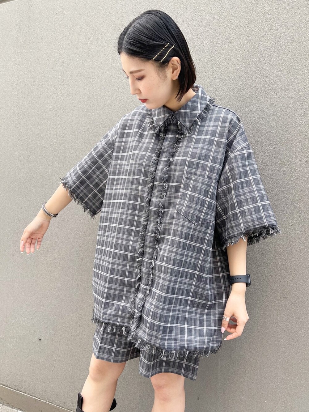 グレー系のその他パンツ、グレー系のシャツ/ブラウスを着用したレディースの春コーディネートの3枚目の写真