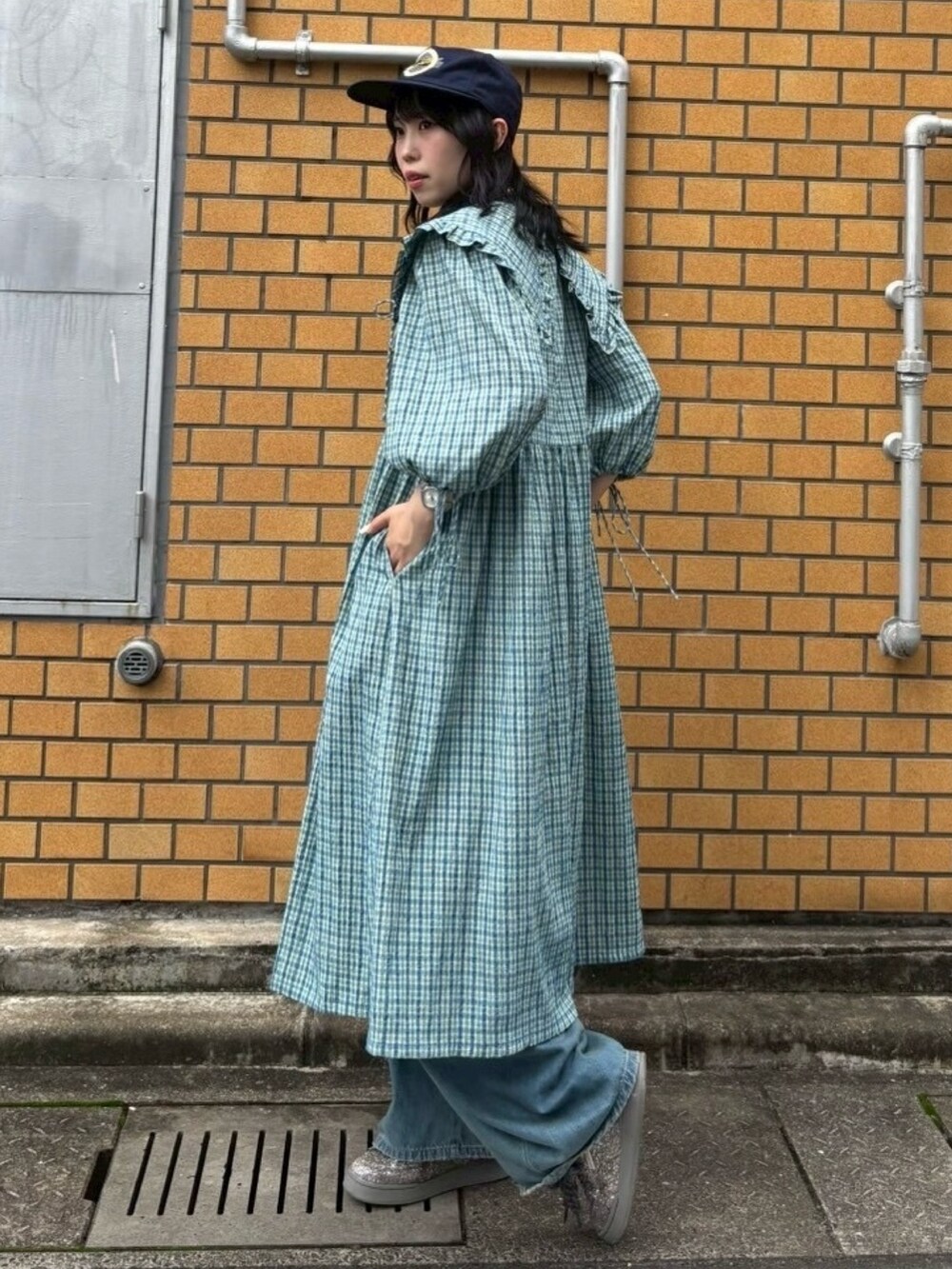 ブルー系のデニムパンツ、ブルー系のワンピースを着用したレディースの夏コーディネートの6枚目の写真