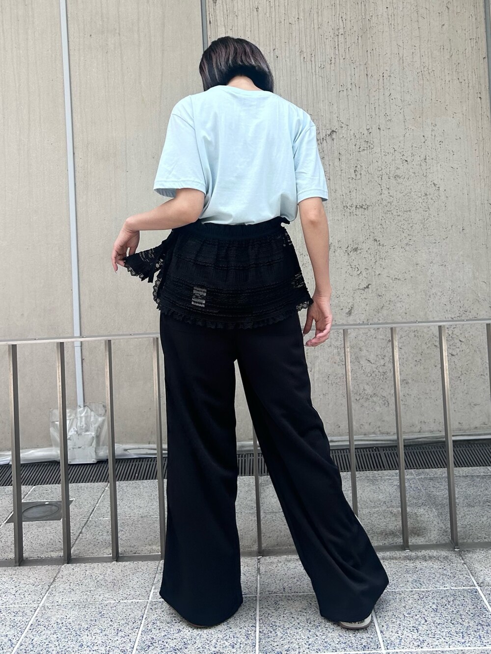 ブラック系のその他パンツ、ブラック系のスカート、ブルー系のTシャツ/カットソーを着用したレディースの春コーディネートの5枚目の写真