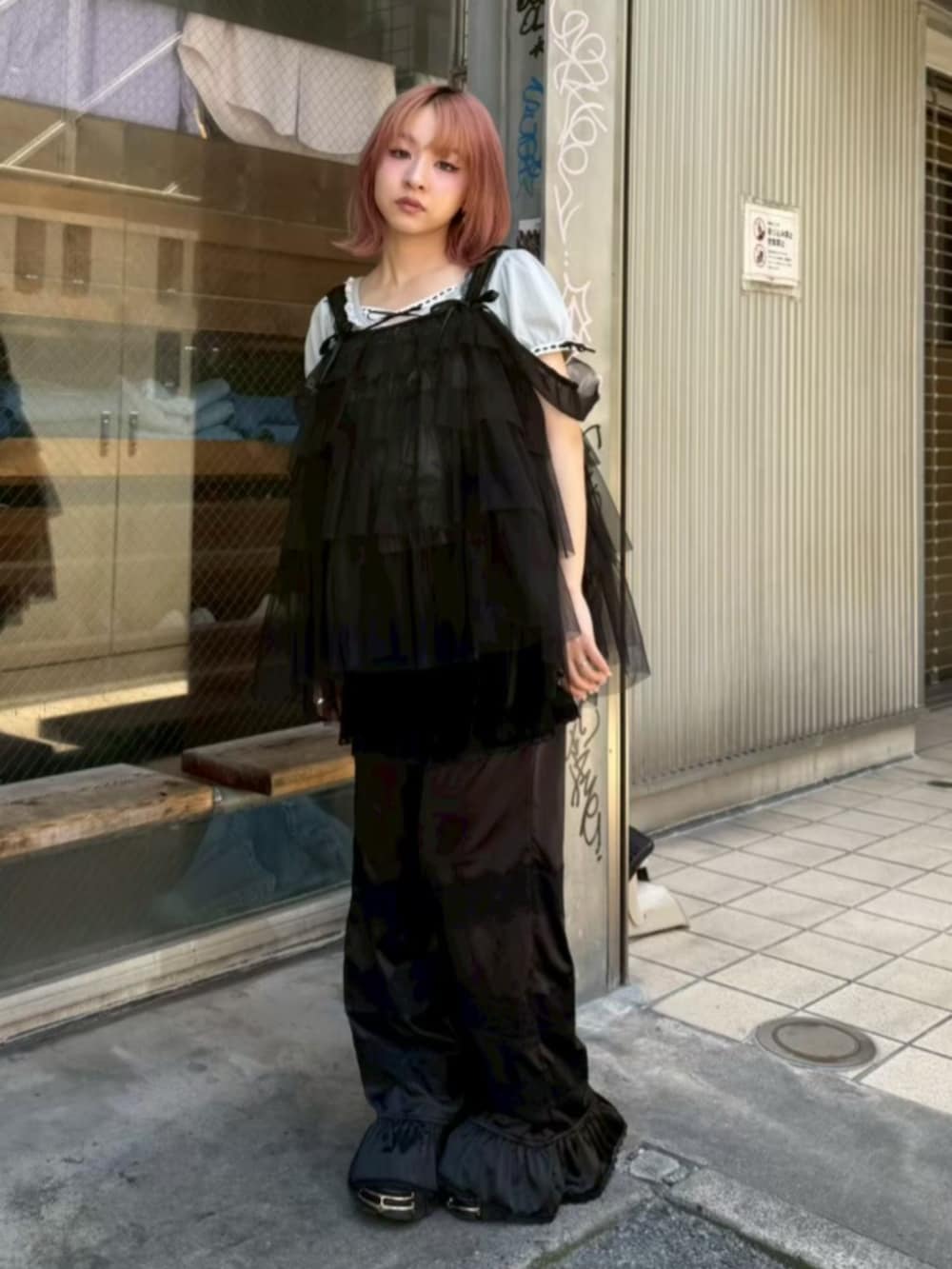 ブラック系のその他パンツ、グレー系のTシャツ/カットソー、ブラック系のその他トップスを着用したレディースの夏コーディネートの2枚目の写真
