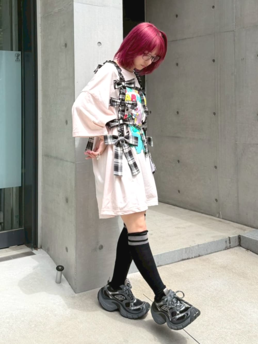 ブラック系のその他トップス、ピンク系のTシャツ/カットソー、ブラック系のソックス/靴下を着用したレディースの春コーディネートの2枚目の写真