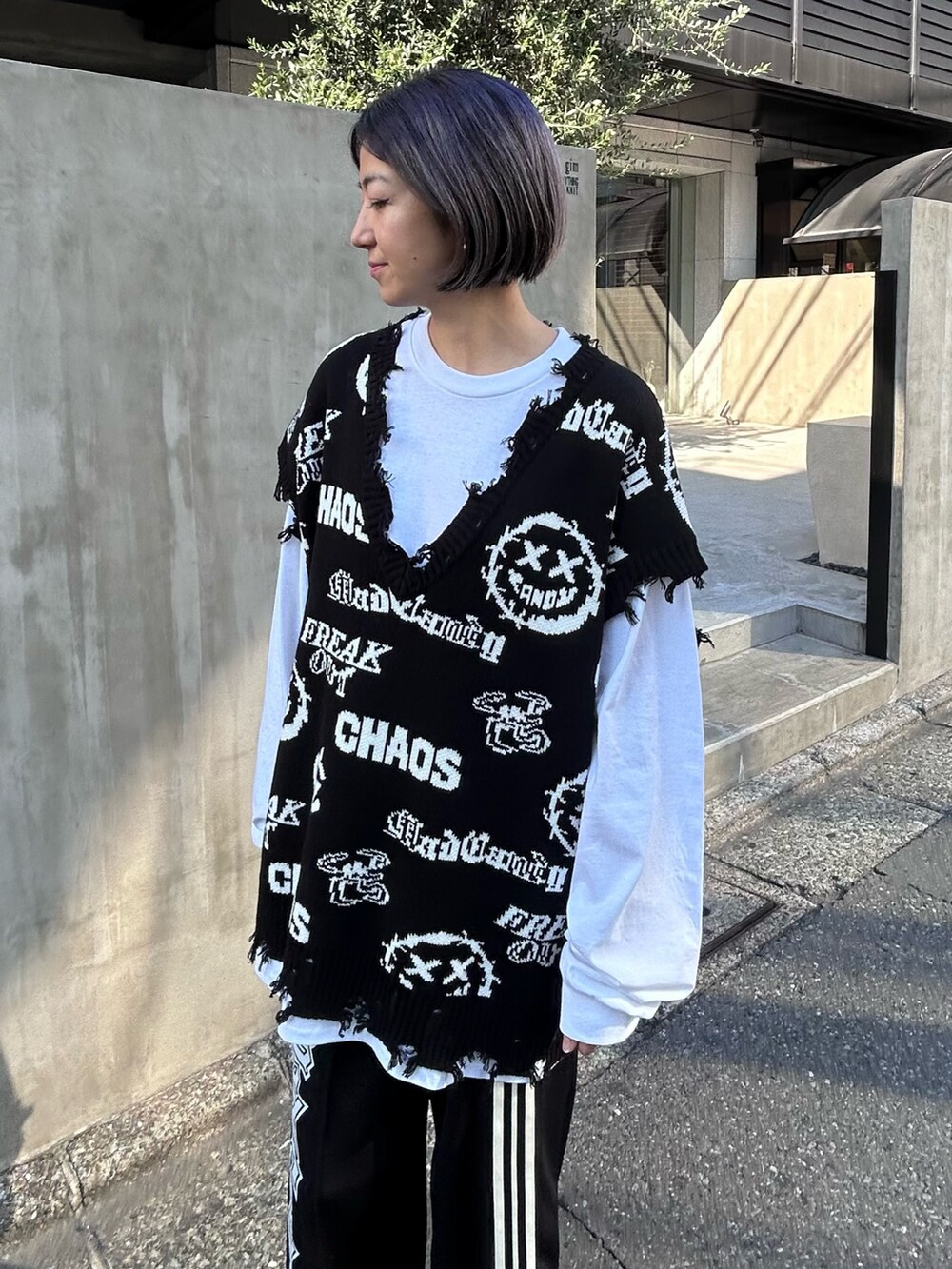 ブラック系のベスト、ホワイト系のTシャツ/カットソー、ブラック系のその他パンツを着用したレディースの秋コーディネートの5枚目の写真