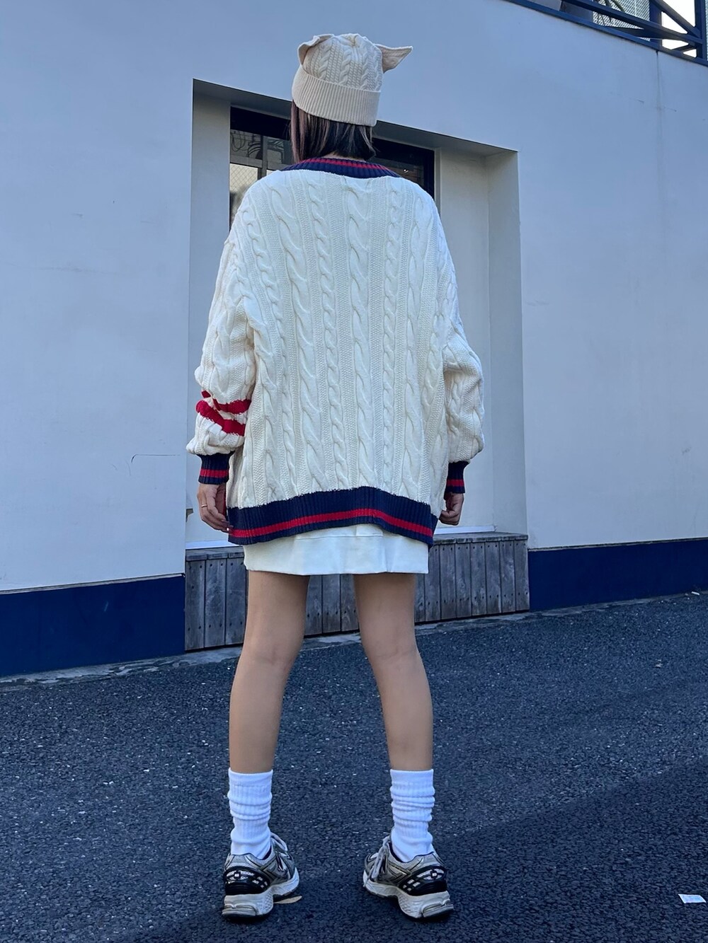 シルバー系のシューズ、ホワイト系のスウェット、ホワイト系のカーディガン/ボレロを着用したレディースの冬コーディネートの5枚目の写真