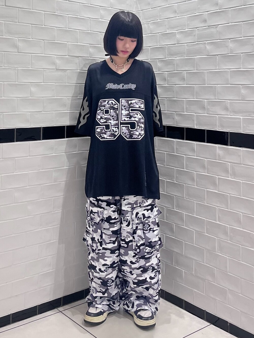 ブラック系のカーゴパンツ、ブラック系のTシャツ/カットソーを着用したレディースの夏コーディネートの2枚目の写真