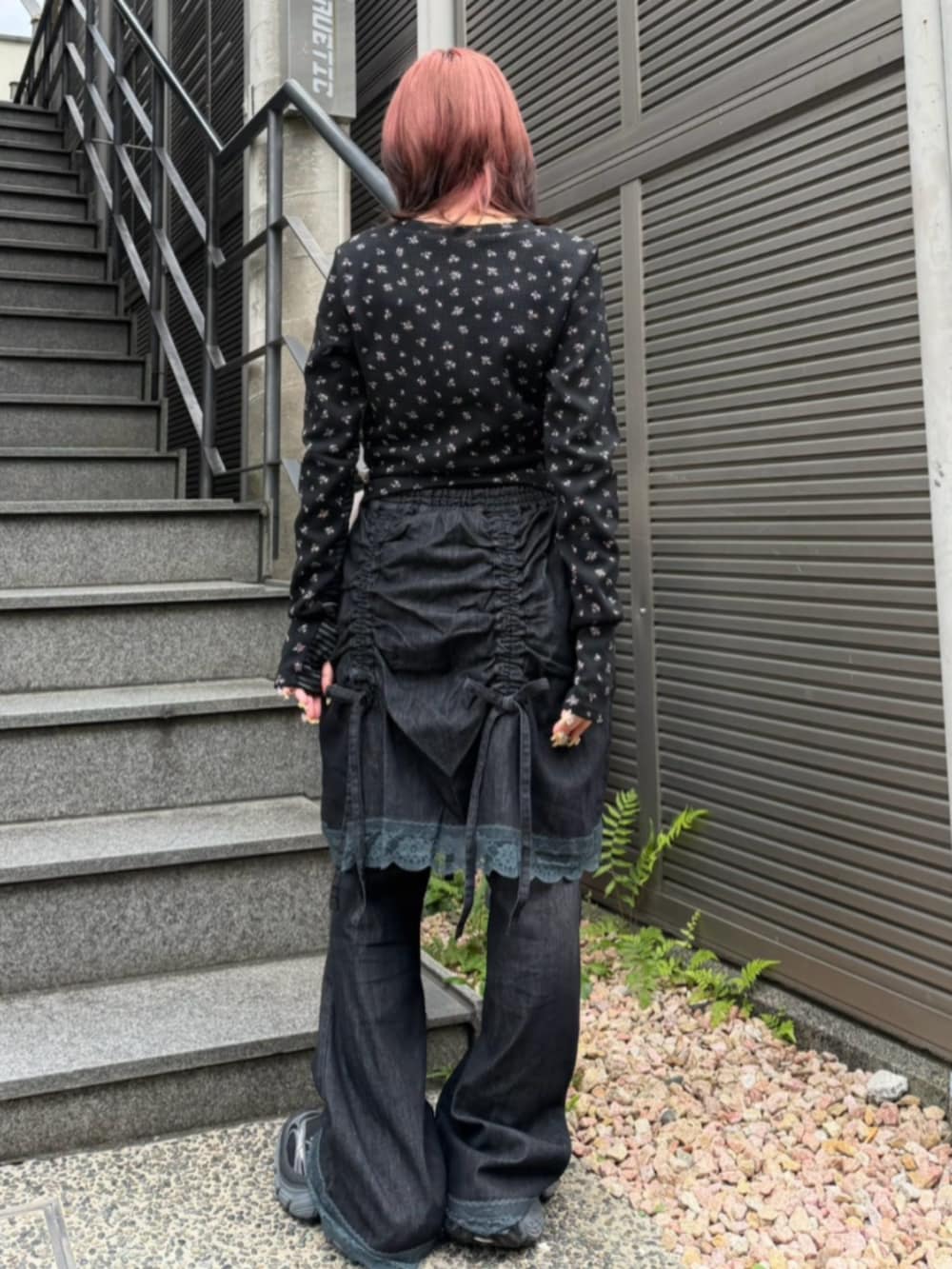 ブラック系のデニムパンツ、ブラック系のTシャツ/カットソーを着用したレディースの秋コーディネートの4枚目の写真