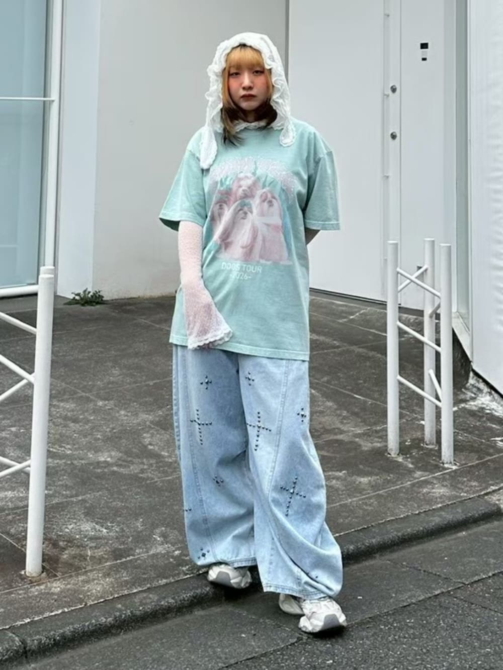ブルー系のTシャツ/カットソー、ホワイト系のTシャツ/カットソー、ブルー系のデニムパンツを着用したレディースの春コーディネートの2枚目の写真