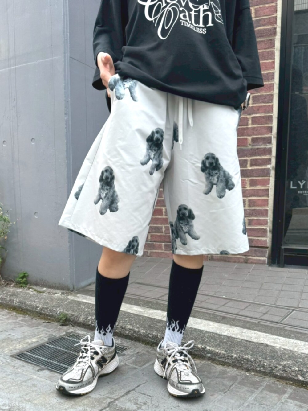 ブラック系のTシャツ/カットソー、グレー系のその他パンツを着用したレディースの夏コーディネートの5枚目の写真