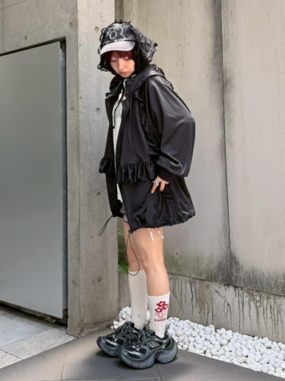 ホワイト系のTシャツ/カットソー、ブラック系のキャップ、ブラック系の水着を着用したレディースの夏コーディネートの3枚目の写真