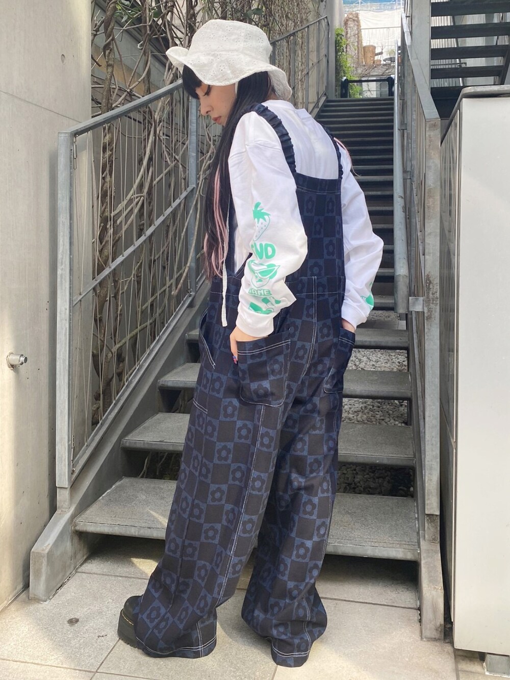 ホワイト系のTシャツ/カットソー、ブルー系のサロペット/オーバーオール、ホワイト系のハットを着用したレディースの春コーディネートの3枚目の写真