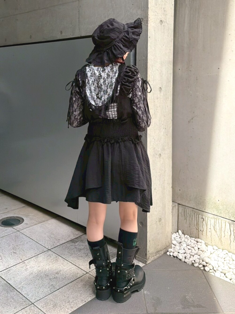 ブラック系のTシャツ/カットソー、ブラック系のワンピース、ブラック系のハットを着用したレディースの春コーディネートの4枚目の写真
