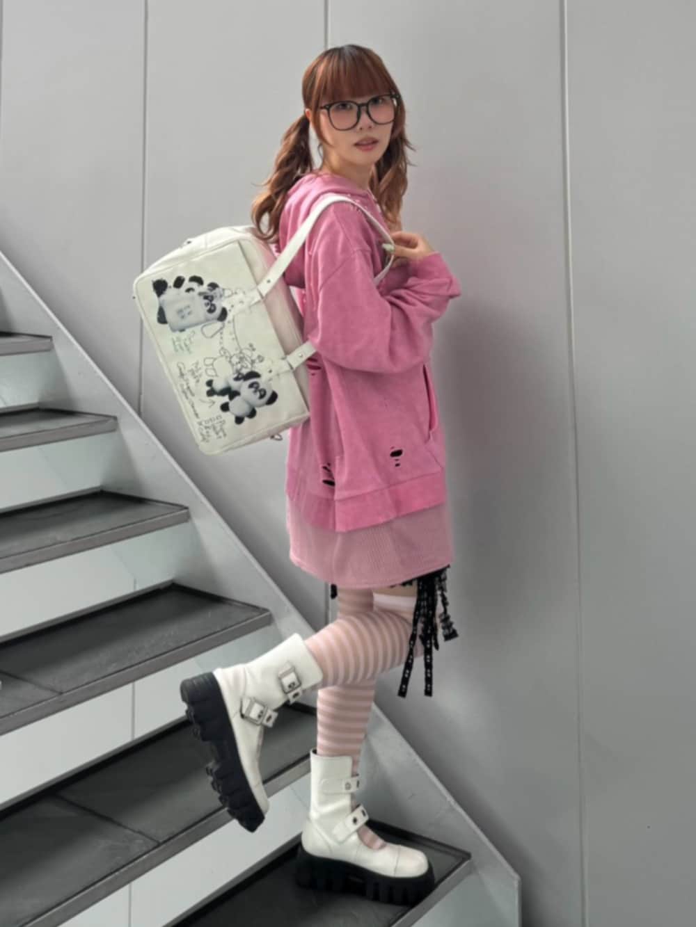 ブラック系のその他パンツ、ピンク系のパーカー、ホワイト系のボストンバッグを着用したレディースの秋コーディネートの3枚目の写真
