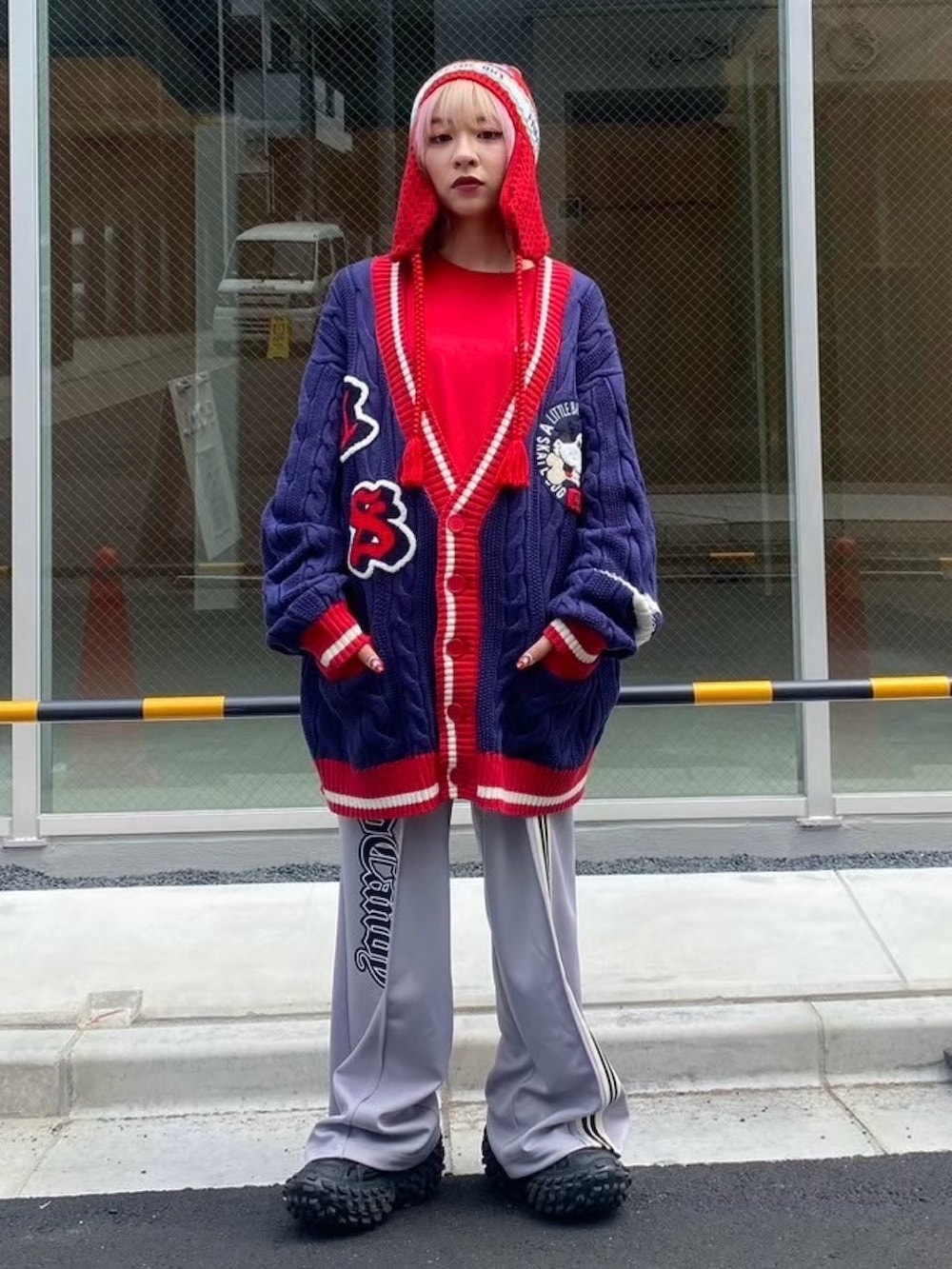 ブルー系のカーディガン/ボレロ、レッド系のTシャツ/カットソー、グレー系のその他パンツを着用したレディースの秋コーディネートの2枚目の写真