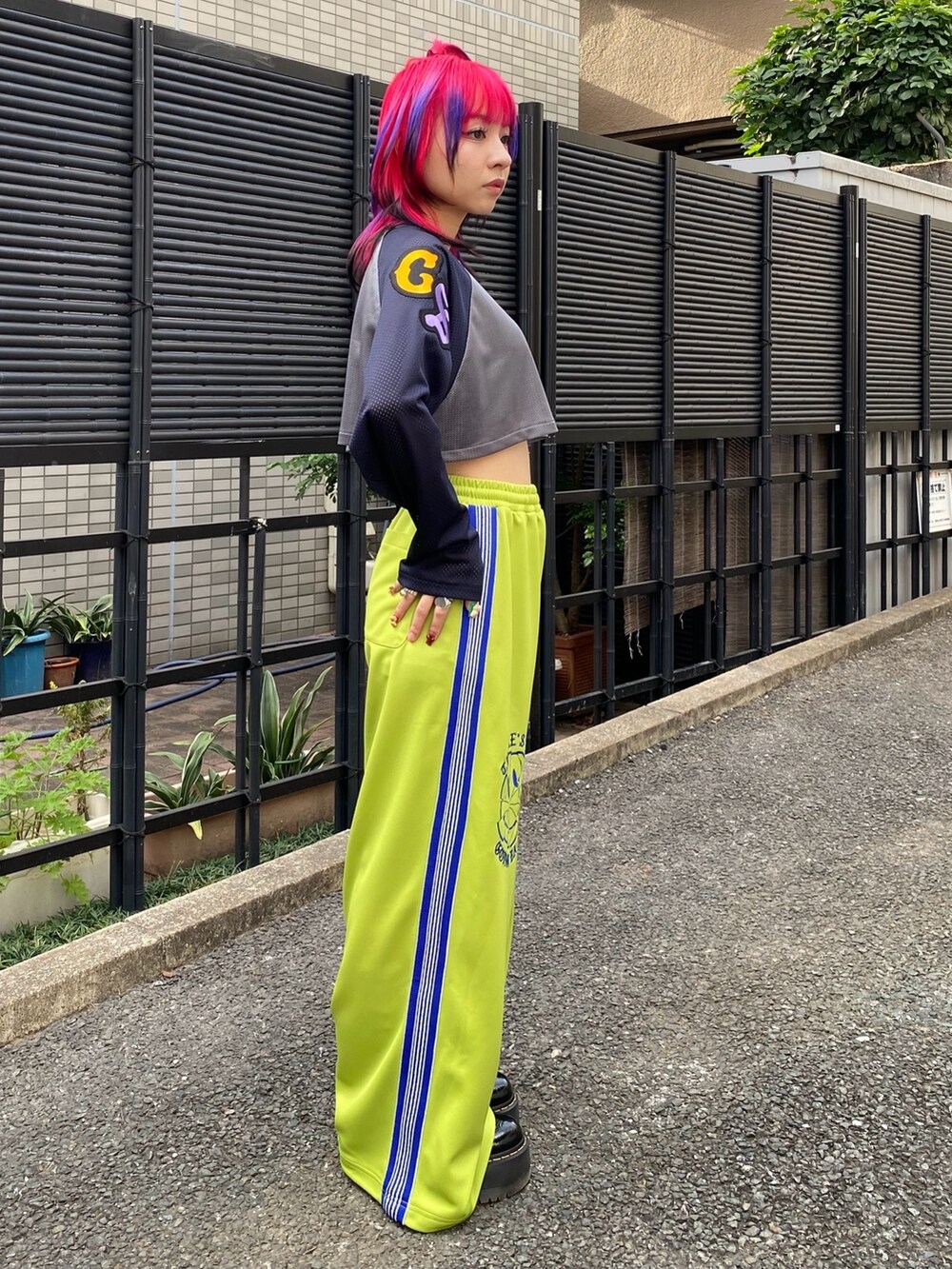 グリーン系のその他パンツ、グレー系のTシャツ/カットソーを着用したレディースの春コーディネートの3枚目の写真